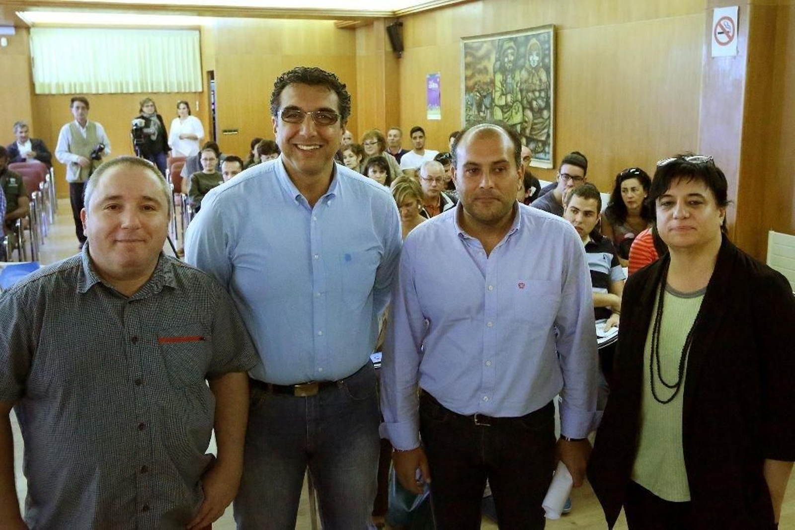 El alcalde por delegación, Alberto Méndez y los representantes de la Fundación Esplai y Microsoft.