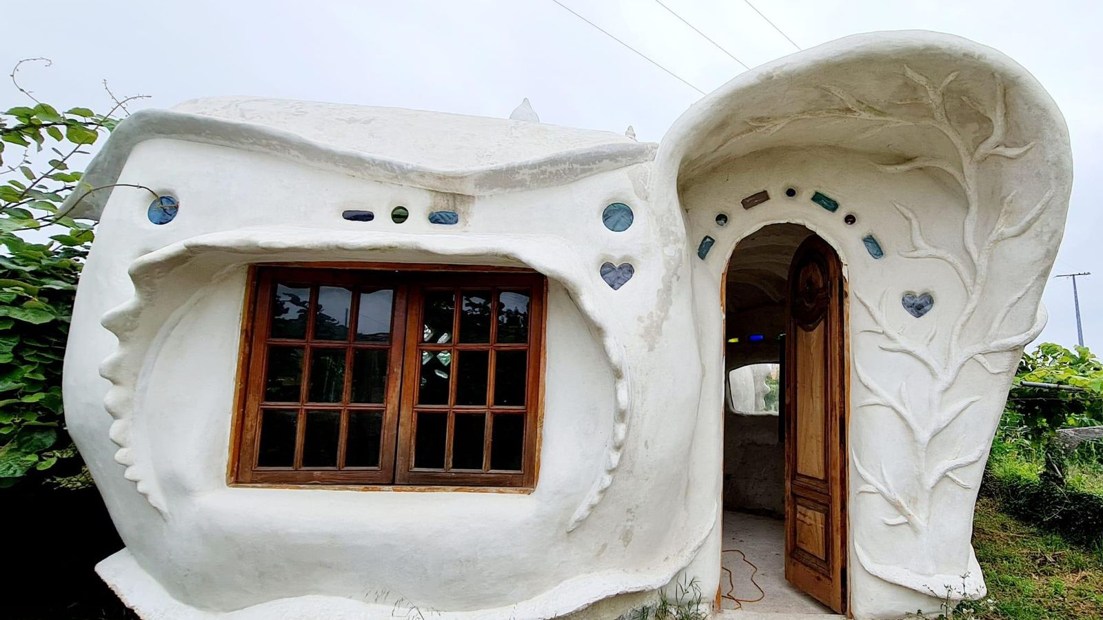Una entrada de la original casa.