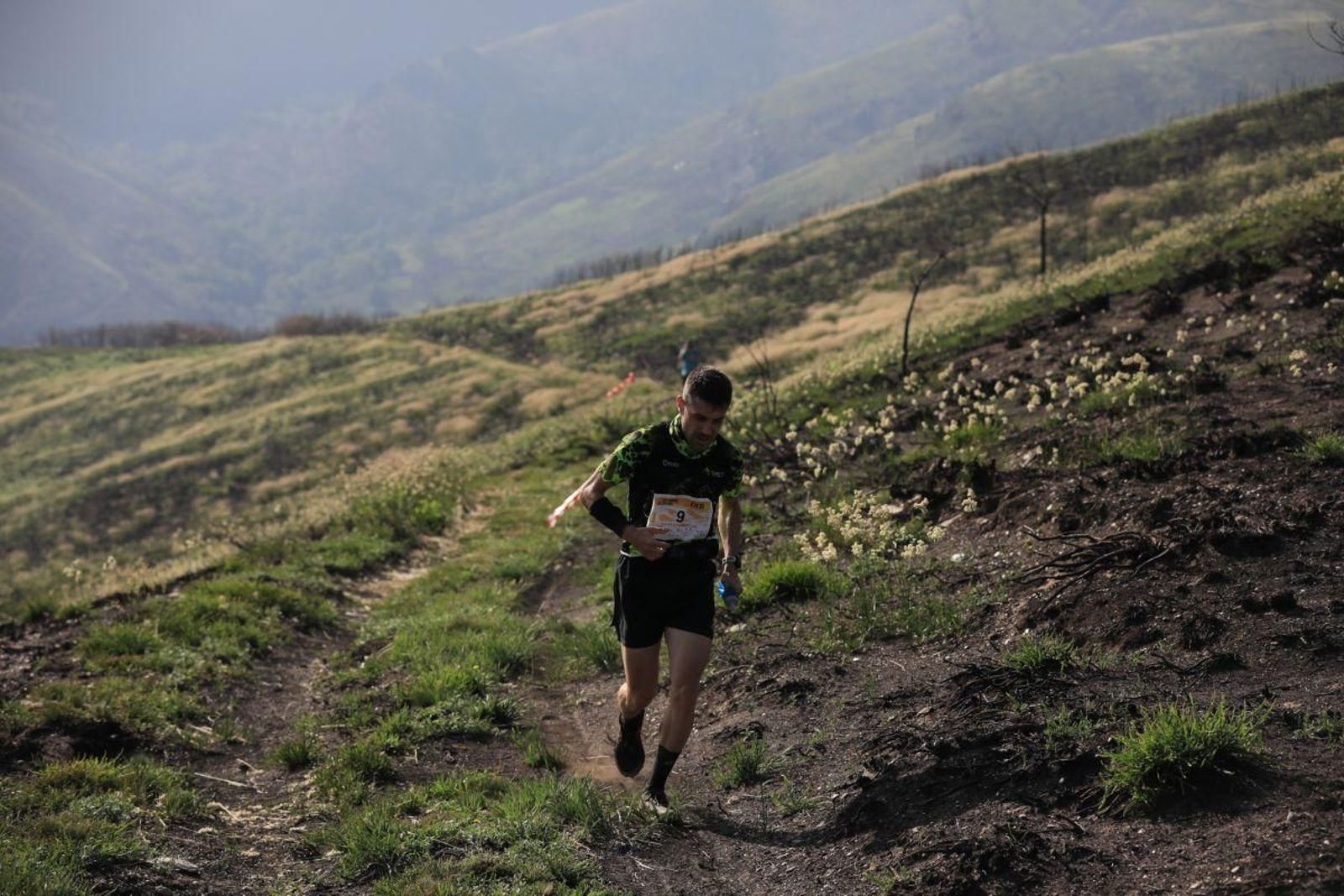 El ourensano Adrián Rodríguez, que fue el ganador de la carrera más exigente, la de 23 kilómetros, haciendo parte del recorrido.