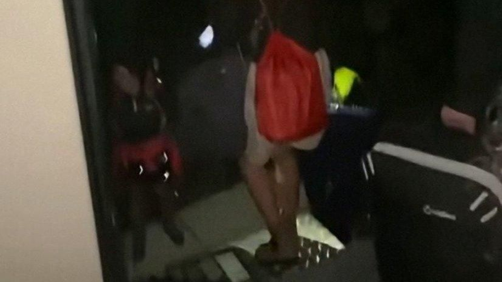 Viajeros con destino a O Barco de Valdeorras abandonan el tren averiado.