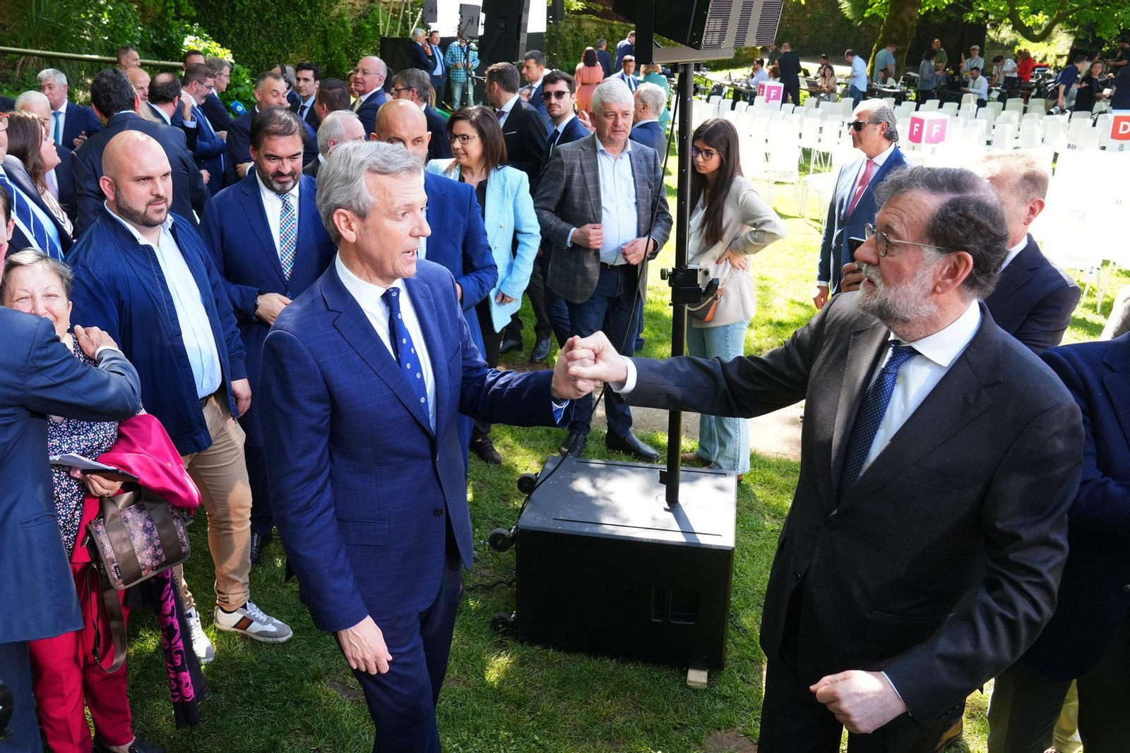 El presidente de la Xunta, Alfonso Rueda saluda al expresidente del Gobierno Mariano Rajoy.