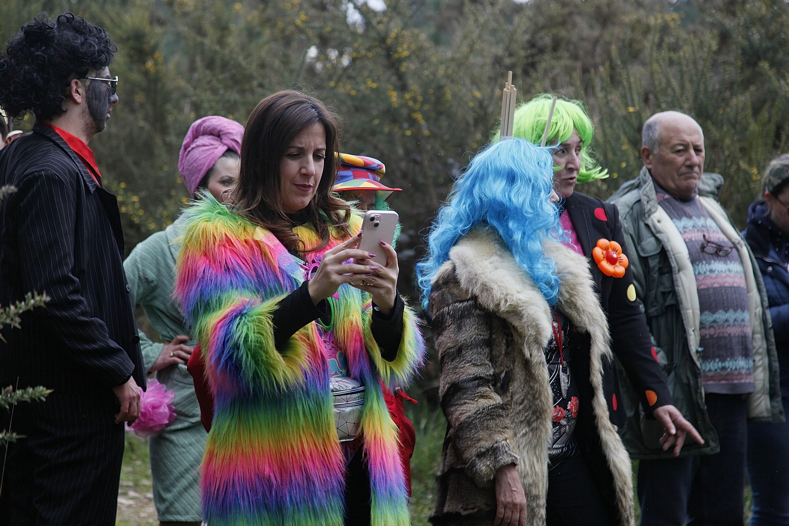 Galería | As Teixugueiras ya tienen a su meco de este Entroido