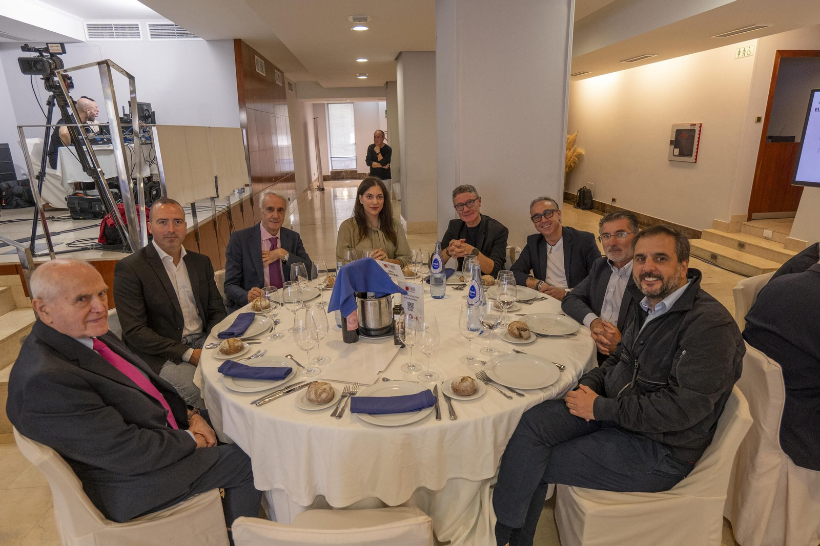 MESA RÍO NaVEA  Fernando Guirado, agente inmobiliario en Inmofergui; Lalo Gómez, de Sublime Deporte; Juanjo Feijóo, colaborador de La Región; Aída González, consultora en comunicación; José Barreda, de Novelty; Luis García, de MC Mutual, y Alejandro Cruz, gerente de Lacados Miño.