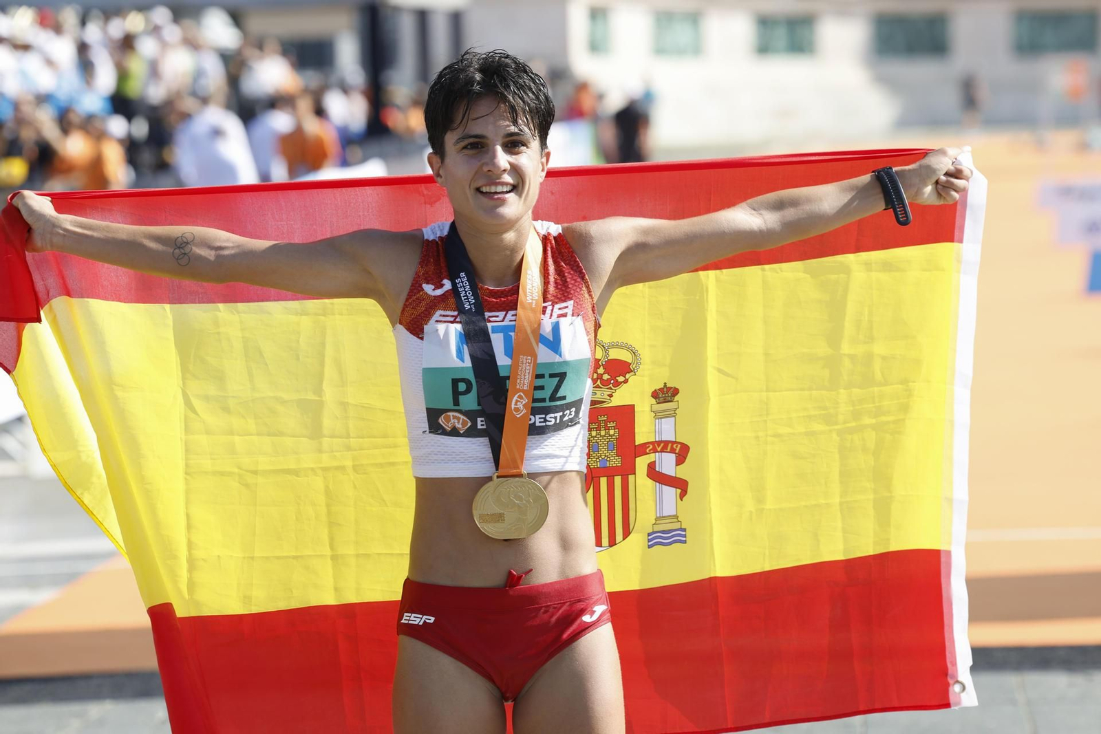 La marchadora española María Pérez con la medalla de oro colgada como ganadora de la carrera los 35 kilómetros marcha. // EFE