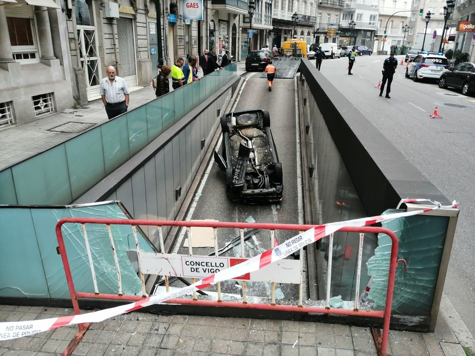 Un coche se precipito al párking en la calle Lepanto