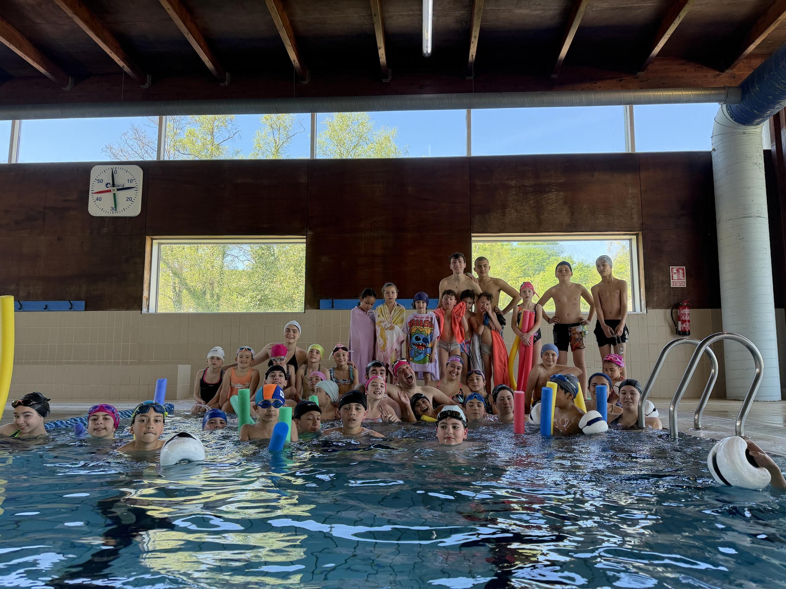 Un grupo na piscina cuberta