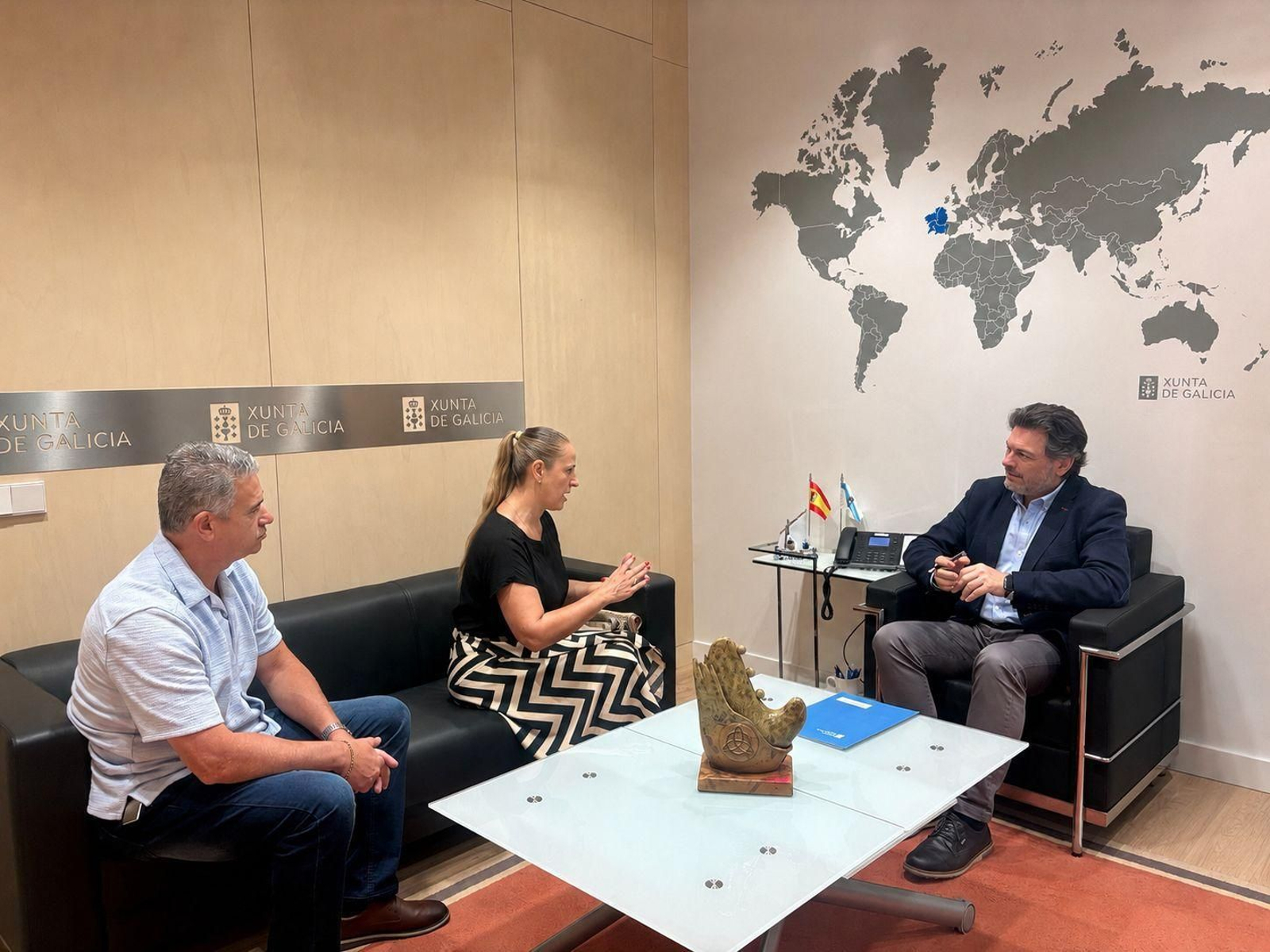 Miranda durante la reunión con la directiva del Centro Gallego de Curitiba