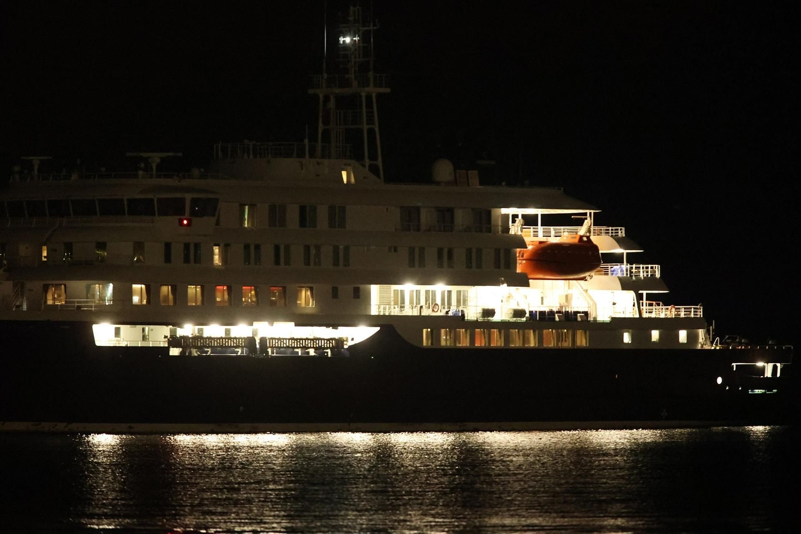 Fotogalería | Evacuación del crucero del brote de hantavirus y el traslado al Gómez Ulla en Madrid, en imágenes