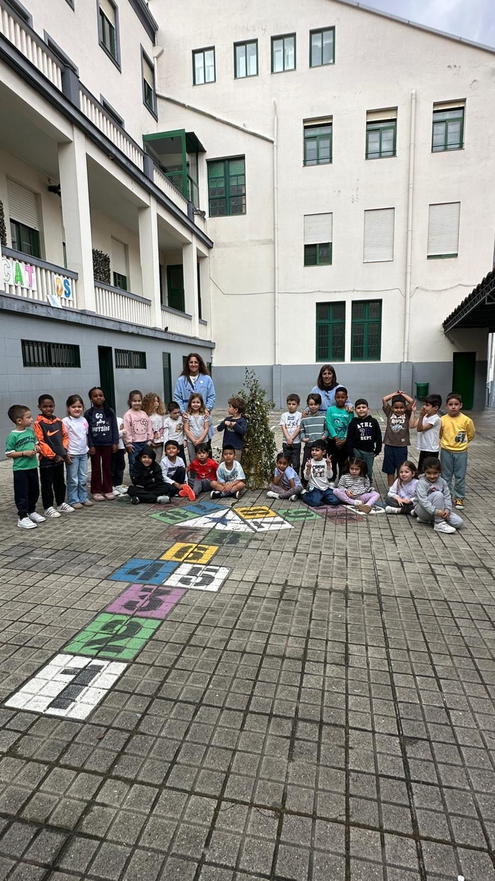 Os Maios no colexio Josefinas de Ourense