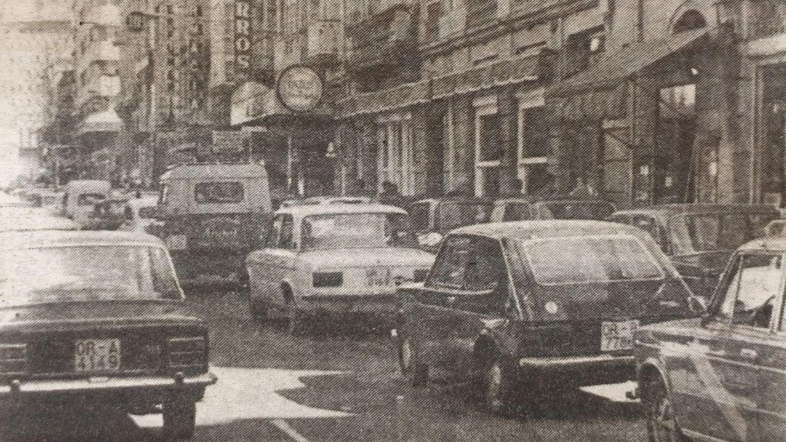 Los vehículos colapsan las calles de Orense.
