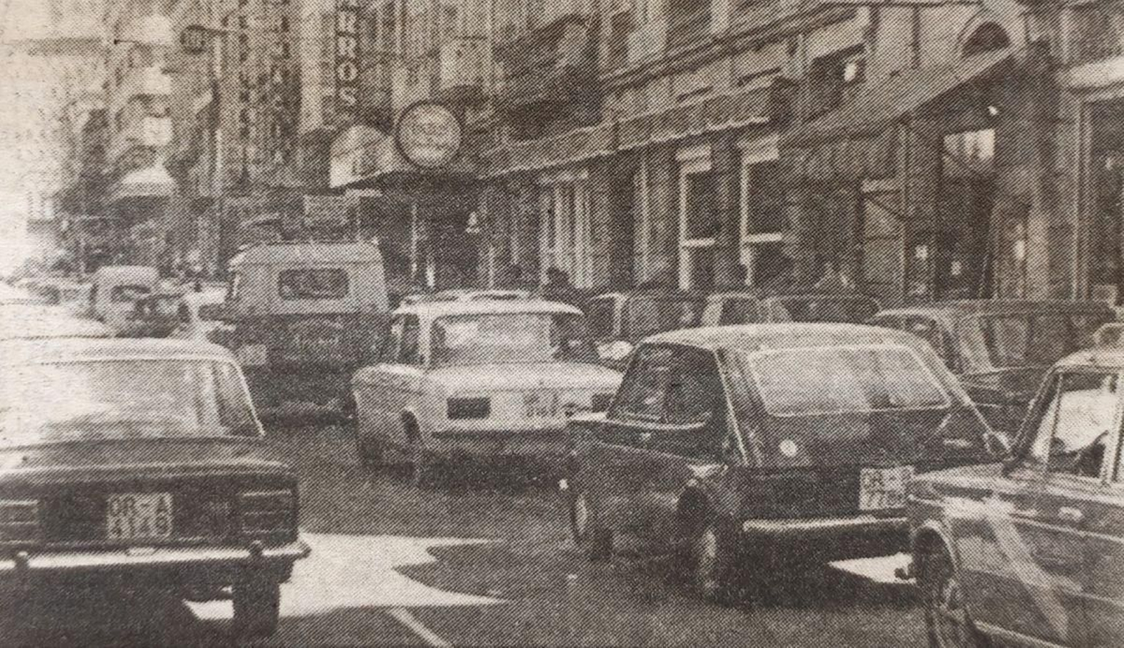 Los vehículos colapsan las calles de Orense.