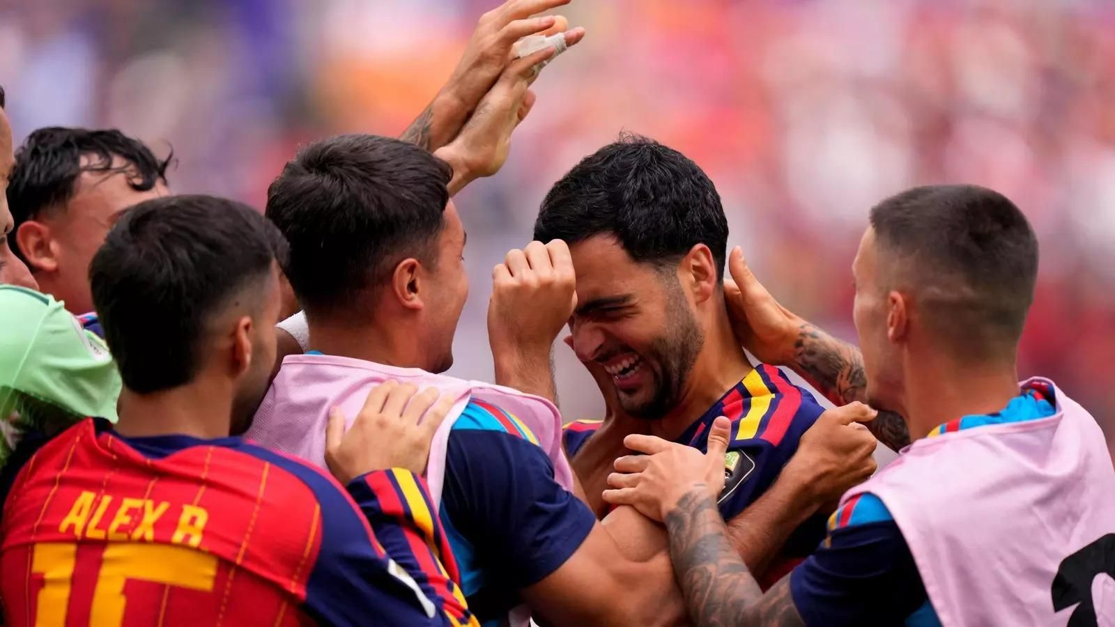 La selección celebra el gol de Merino