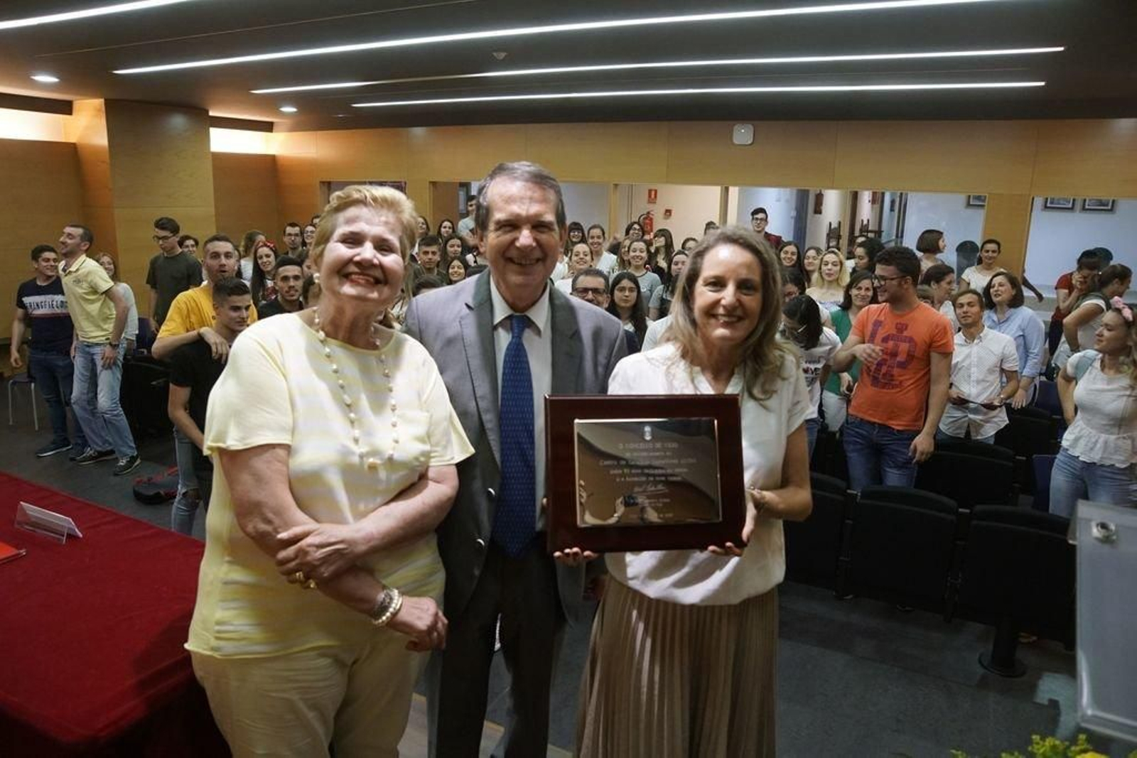 Poti Balboa, presidenta de Fontenova, y Estefanía Martínez-Brocal con el alcalde vigués.