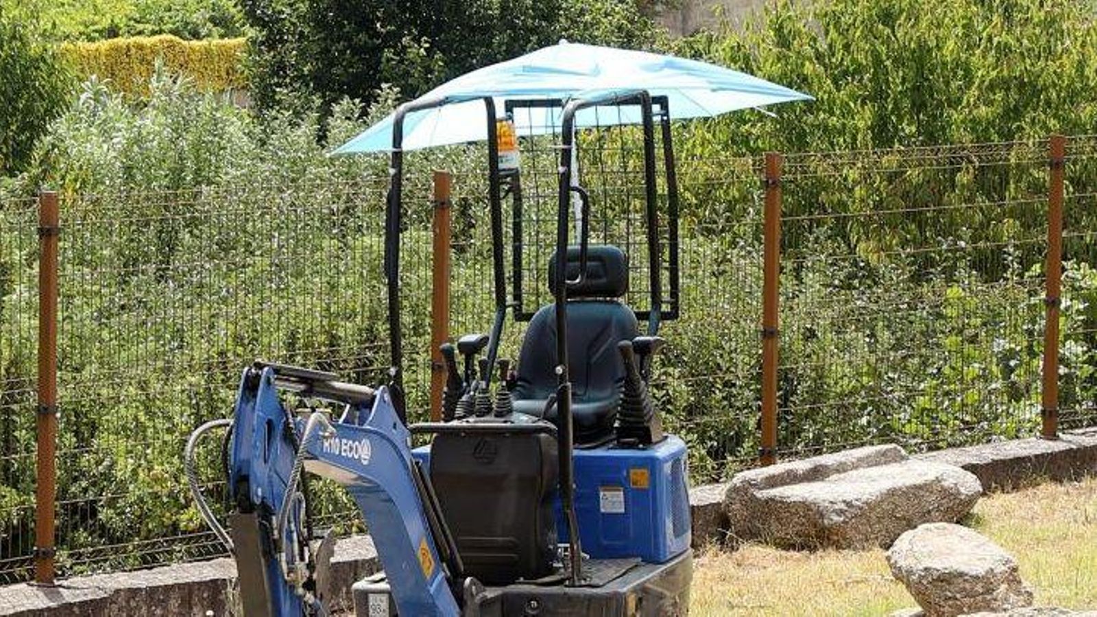 A algunos les pilló la ola de calor durante el trabajo o haciendo pequeños arreglos en la finca. Para el sol, nada mejor que una sombrilla