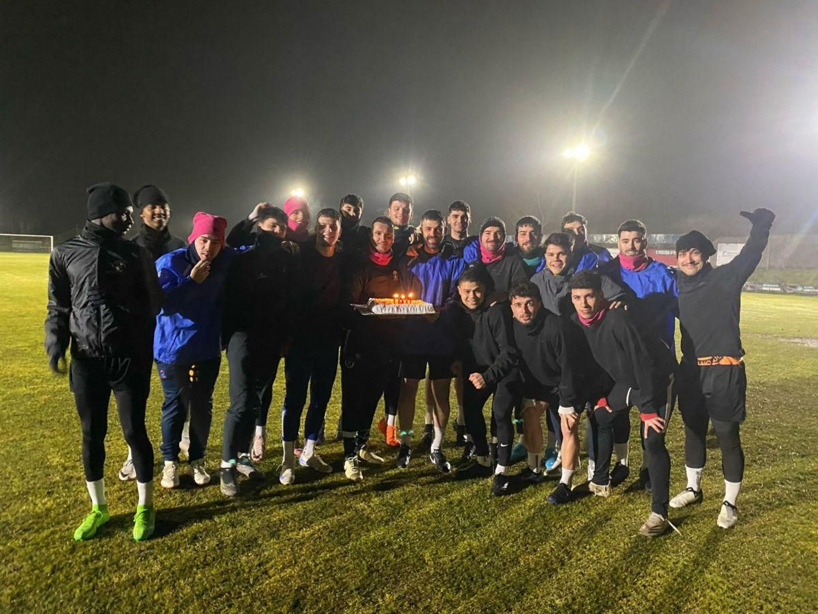 Toño Cerdeiro rodeado de su plantilla con la tarta por los 100 partidos, ayer en A Tella.