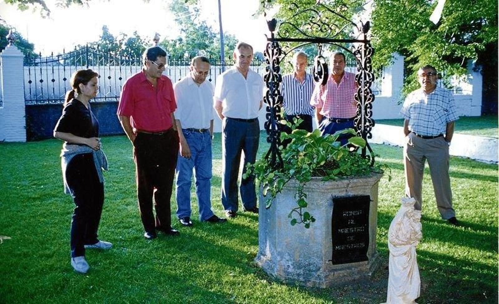 En torno al pozo de la finca "El recreo de San Cayetano".
