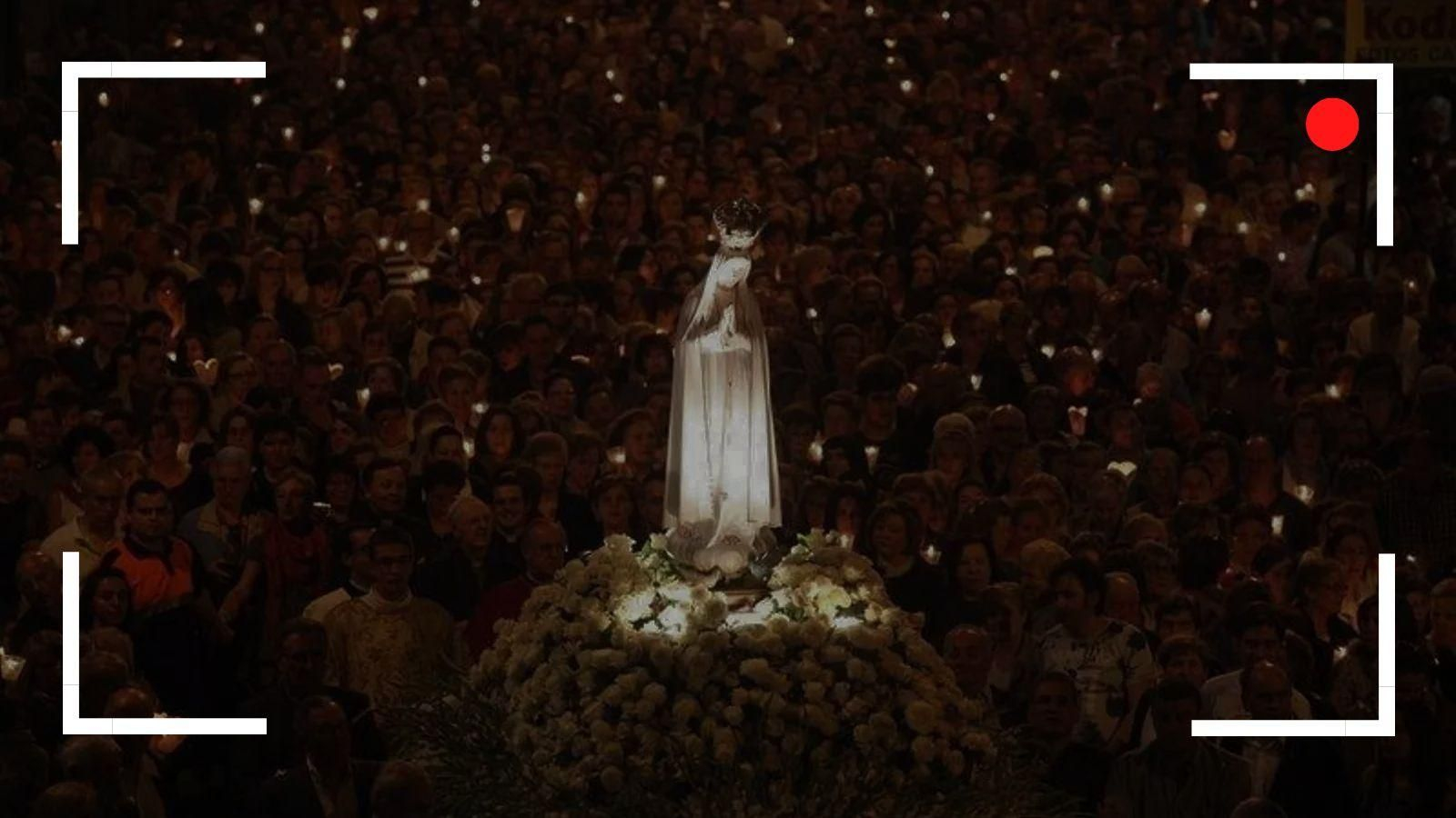 La Virgen de Fátima entre miles de fieles y sus velas en la Procesión de las Antorchas.
