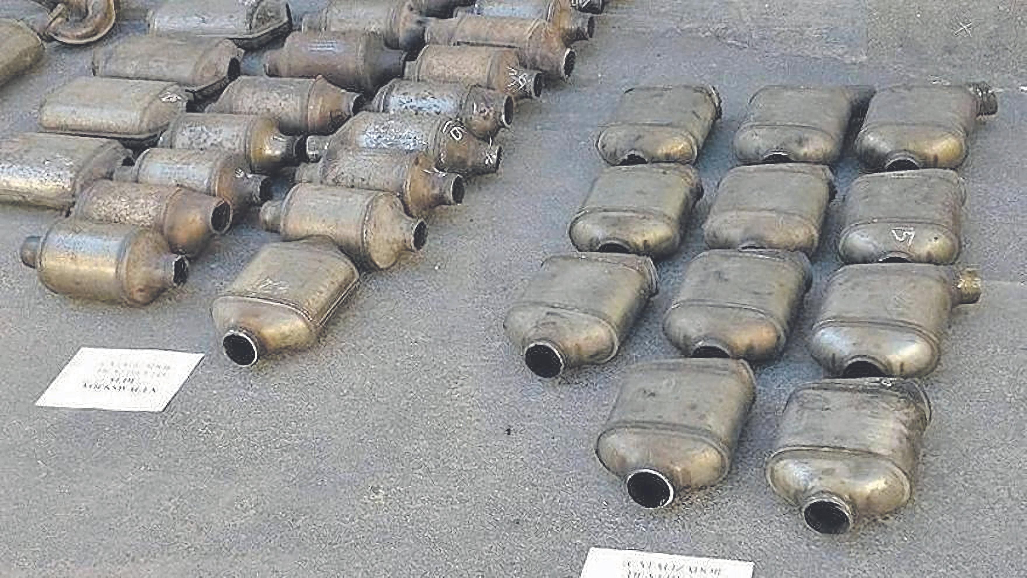 Catalizadores incautados en una operación policial.