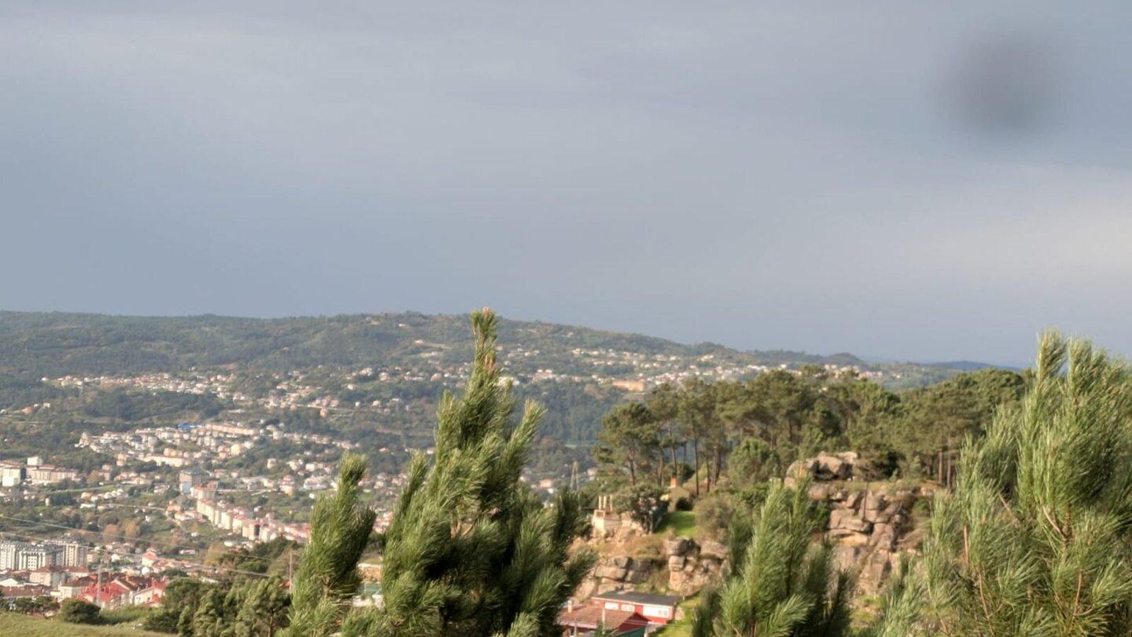Cielo amenazando lluvia desde Montealegre, en Ourense, este domingo de aviso naranja.
