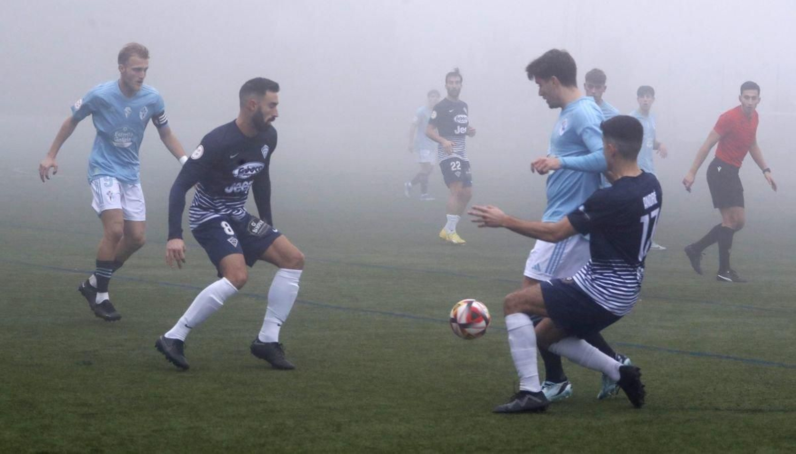 Un manto blanco cubrió el terreno de juego de A Madroa en el duelo matinal entre vigueses y coruñeses.