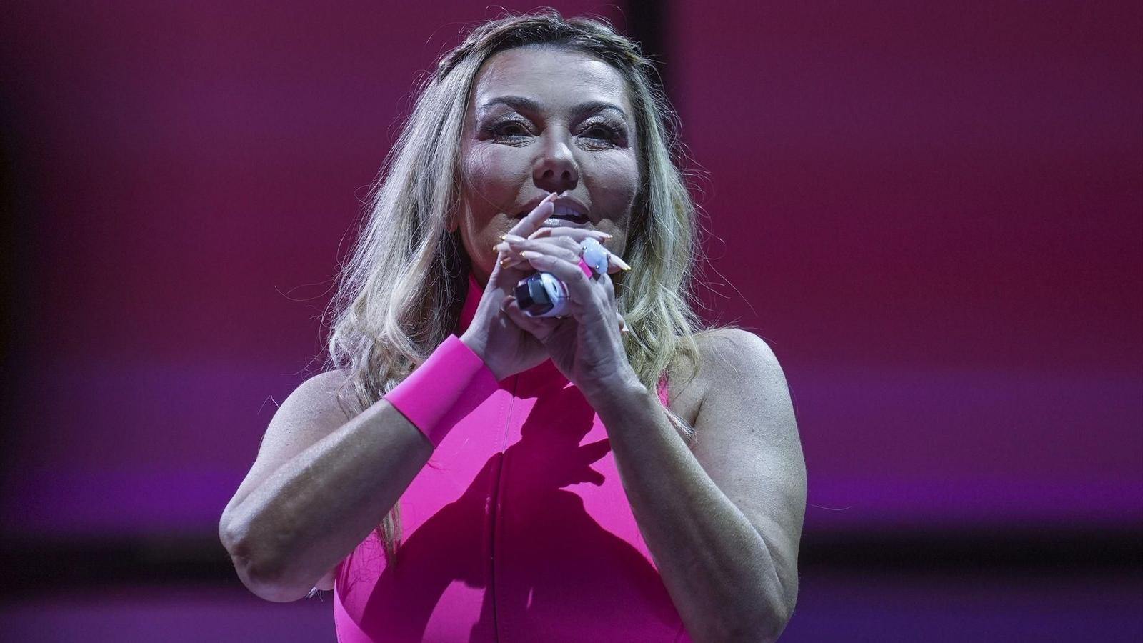 La cantante de La Oreja de Van Gogh, Amaia Montero, durante su concierto, en el Bizkaia Arena BEC.