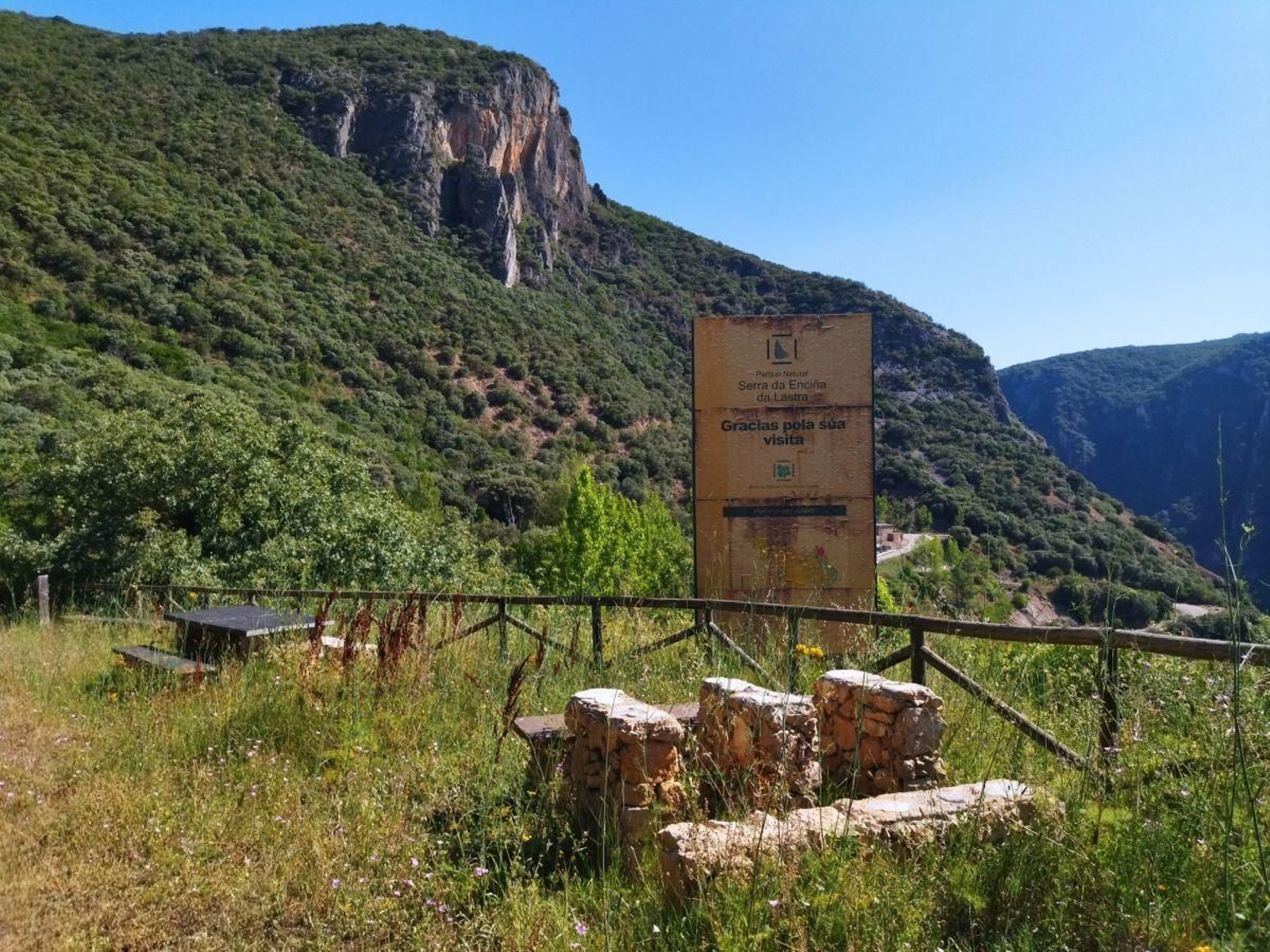 Daños en los bancos y mesas del área recreativa del túnel de Covas.