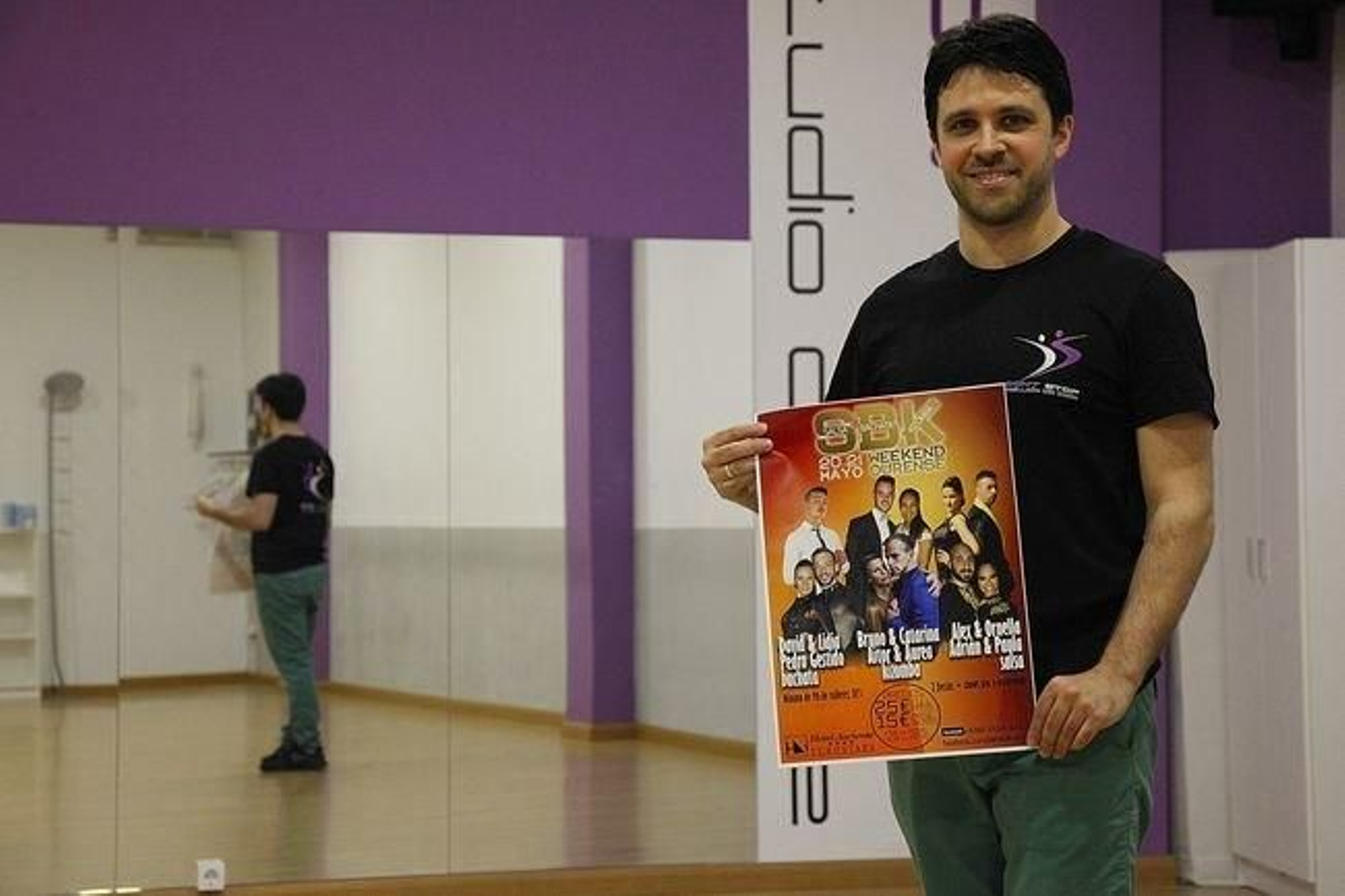 Jaime Silva, en su academia, muestra el cartel del evento.