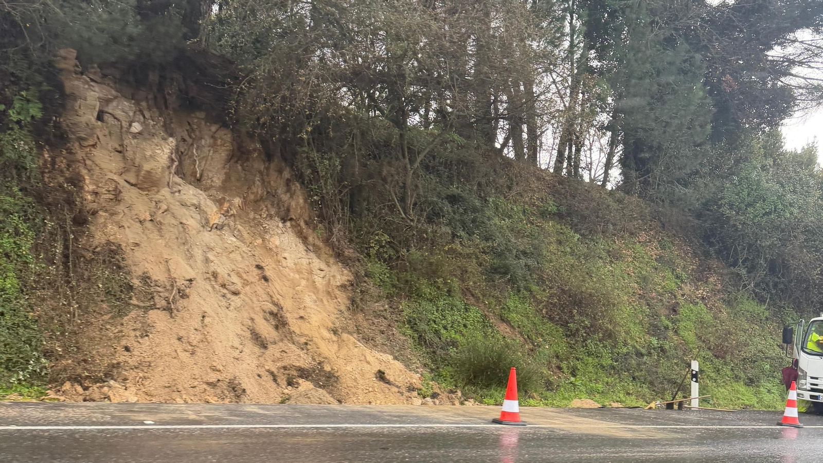 Un desprendimiento de los varios al borde de la N-525. Este, a la altura del desvío de la A-52 (entrada sur)