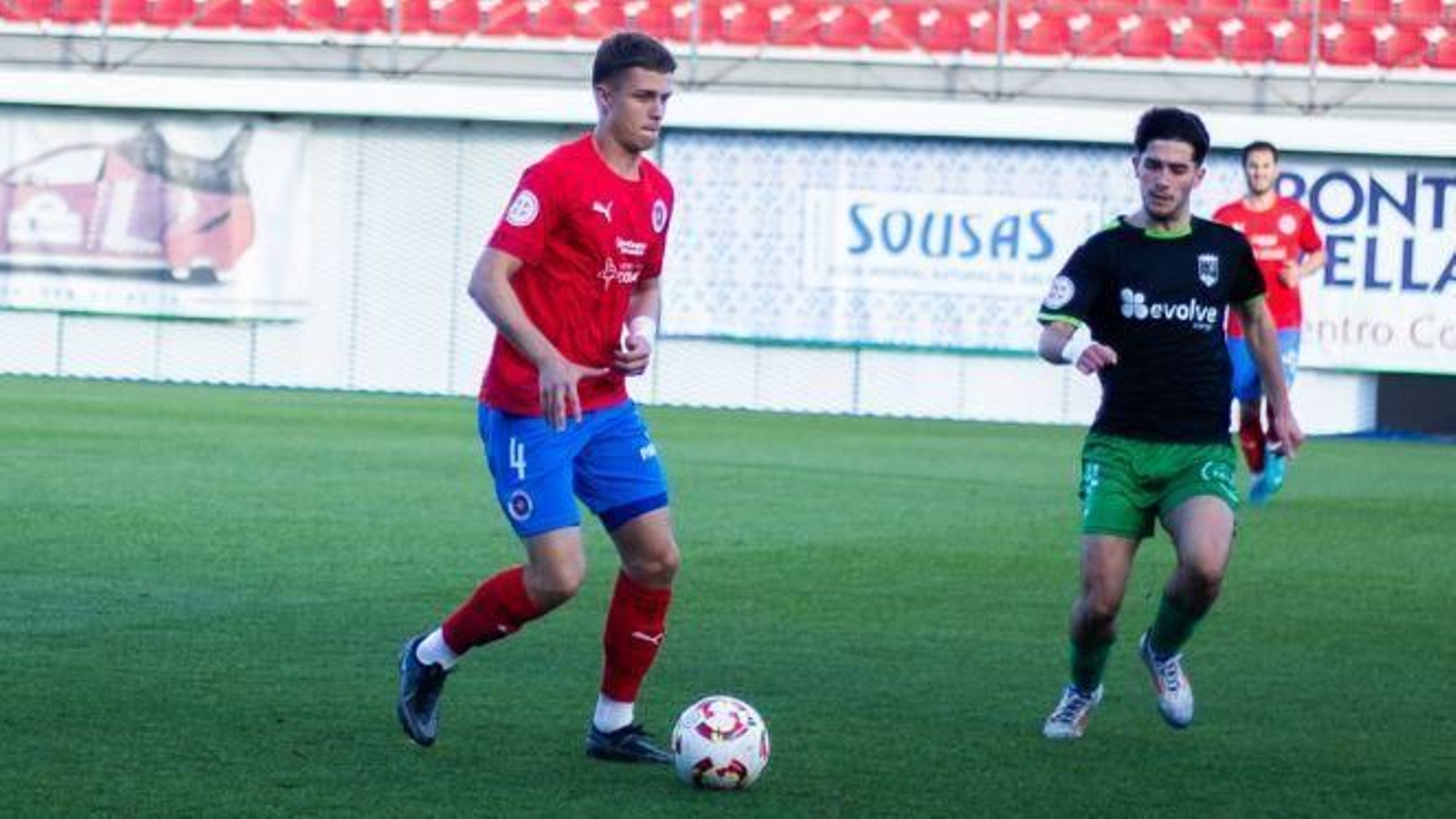 Javi Labrada, central de la UD Ourense. controla el balón ante Coira, del Valladares.