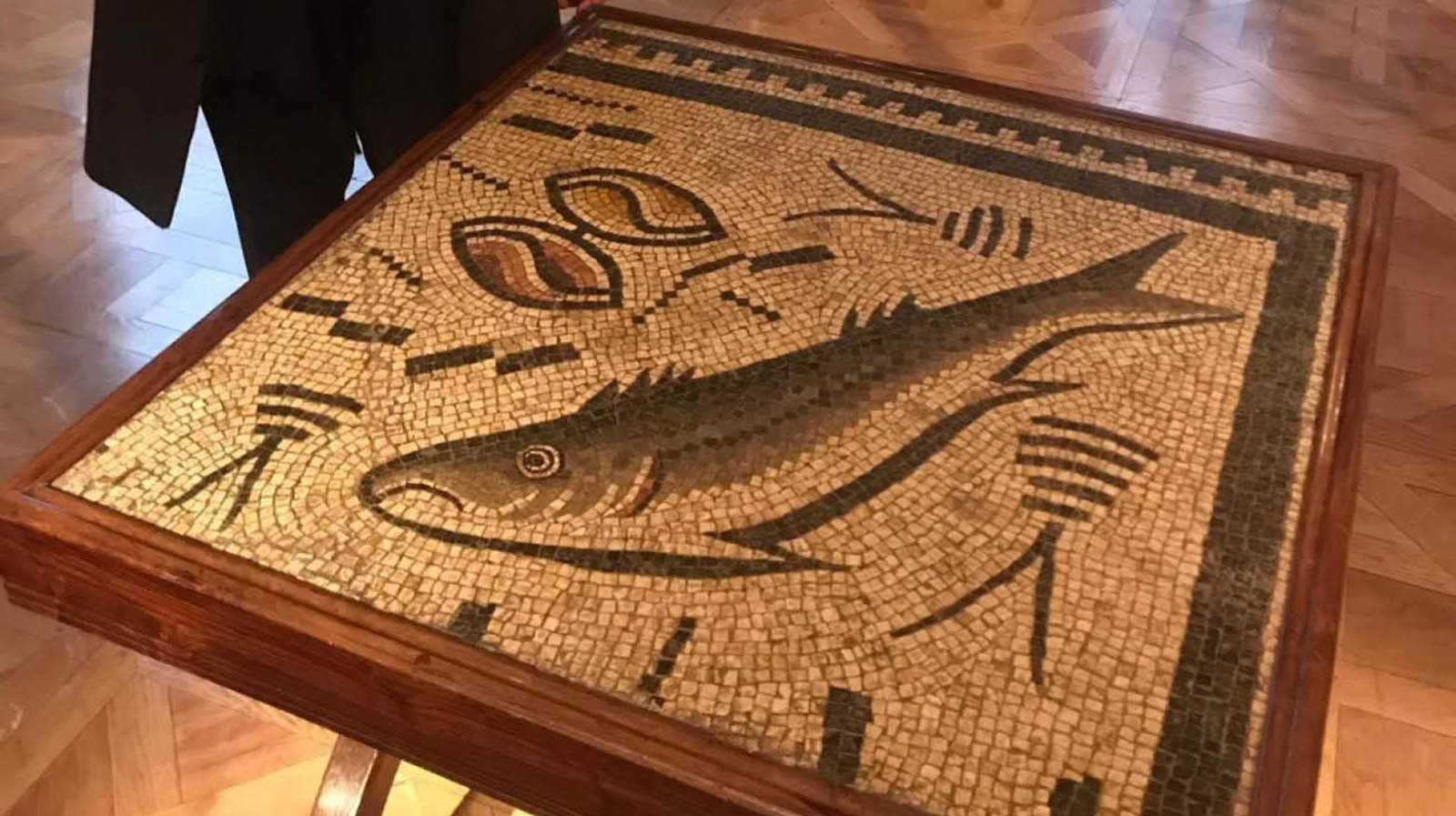 Gonzalo Fernández-Turégano junto al mosaico en Nueva York.