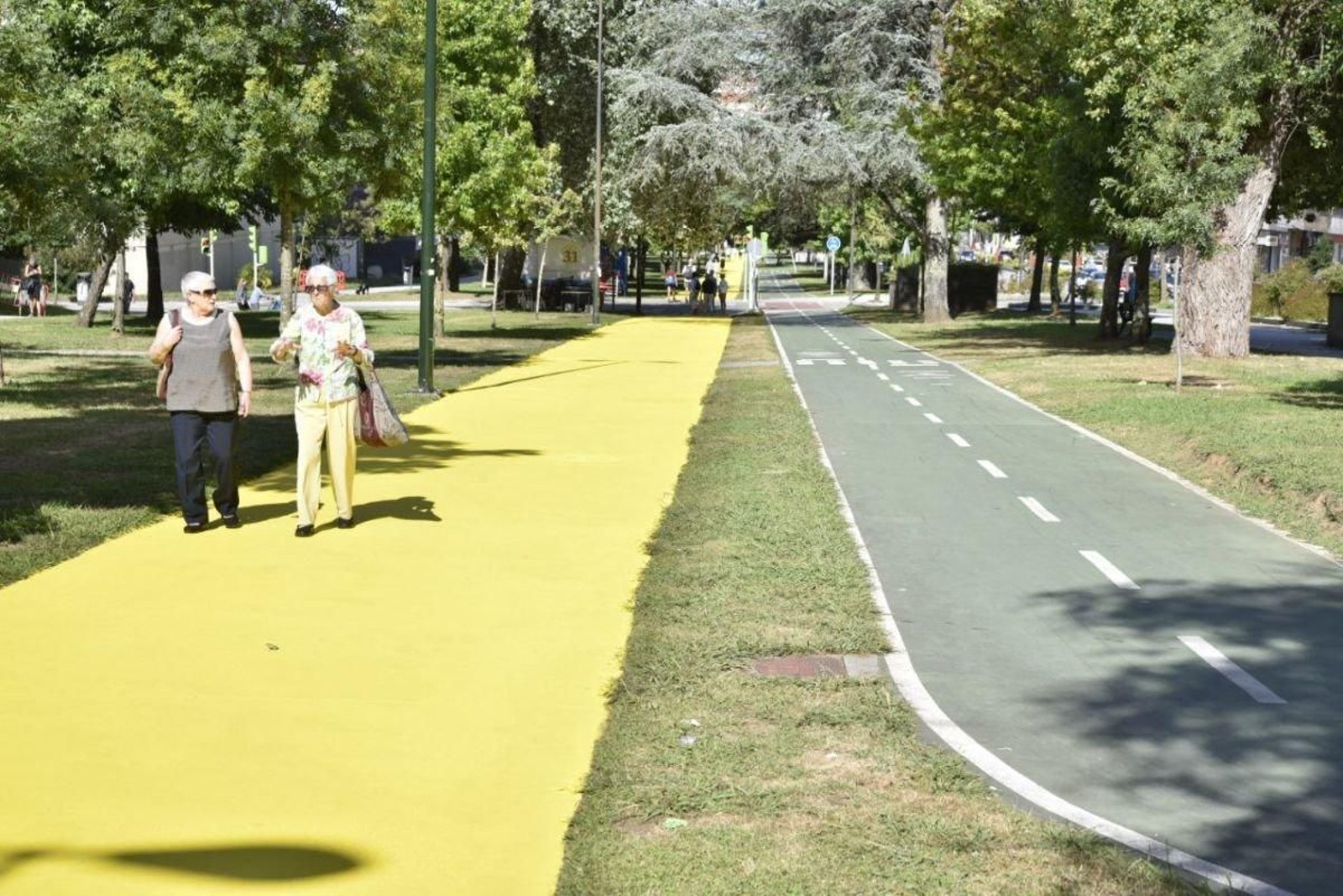 El paseo de la Avenida de Castelao ya luce de color amarillo como primer paso para el mural.