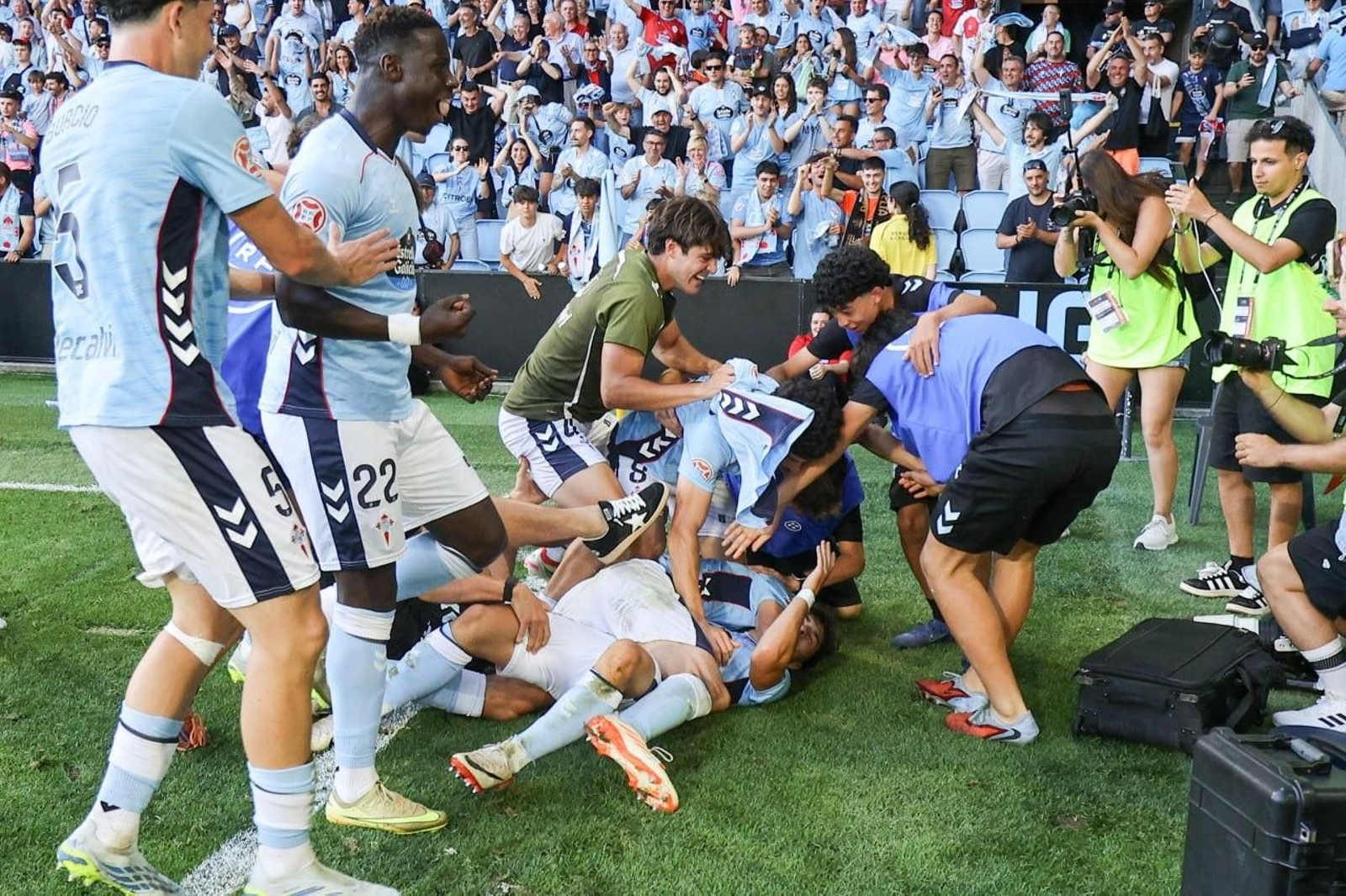 Galería | El Celta Fortuna golea a la Ponferradina y sube a Segunda División