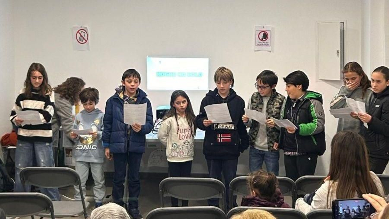 Los alumnos en la presentación del corto audiovisual.