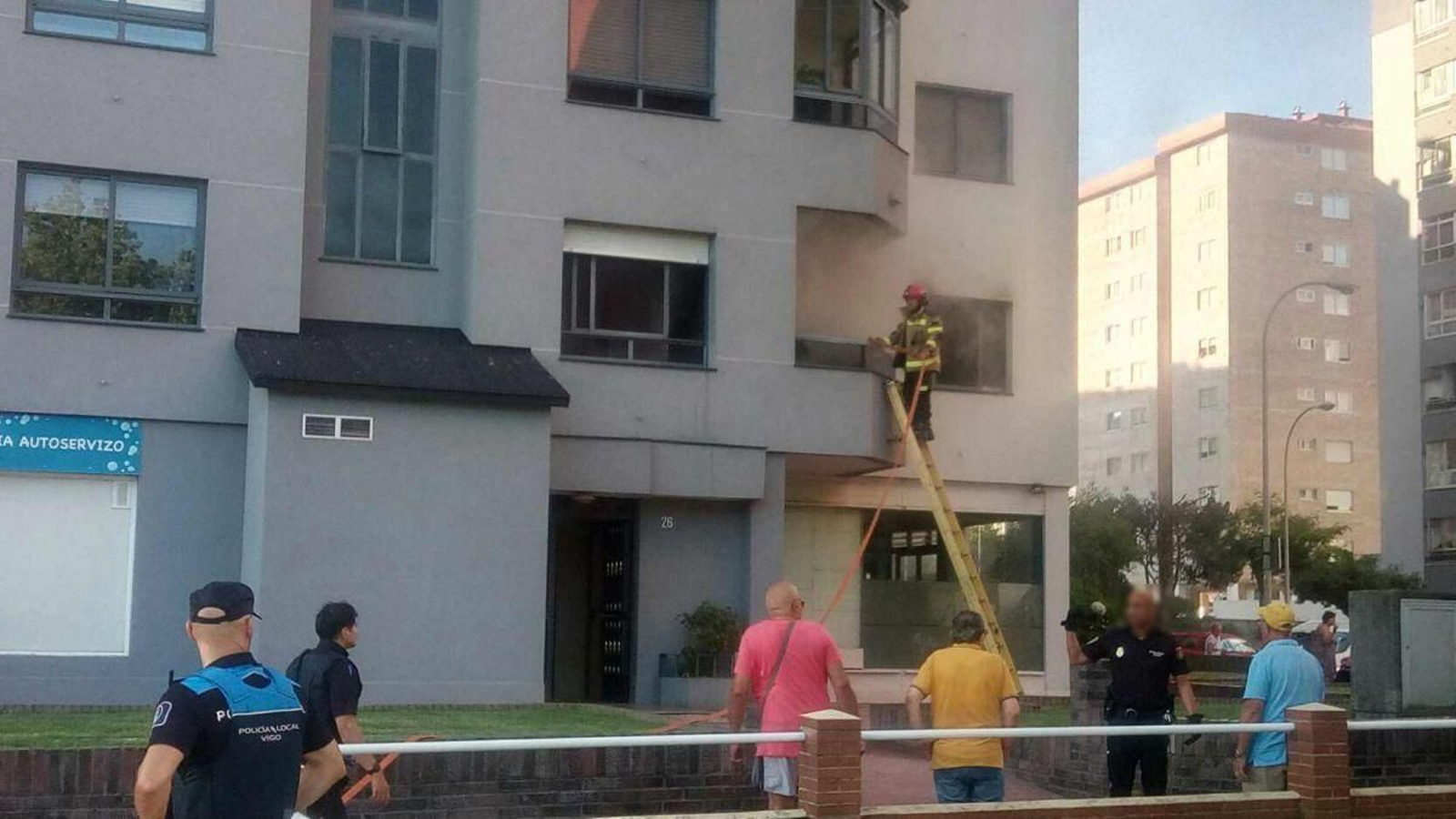 Los bomberos accedieron a la vivienda afectada por la terraza.