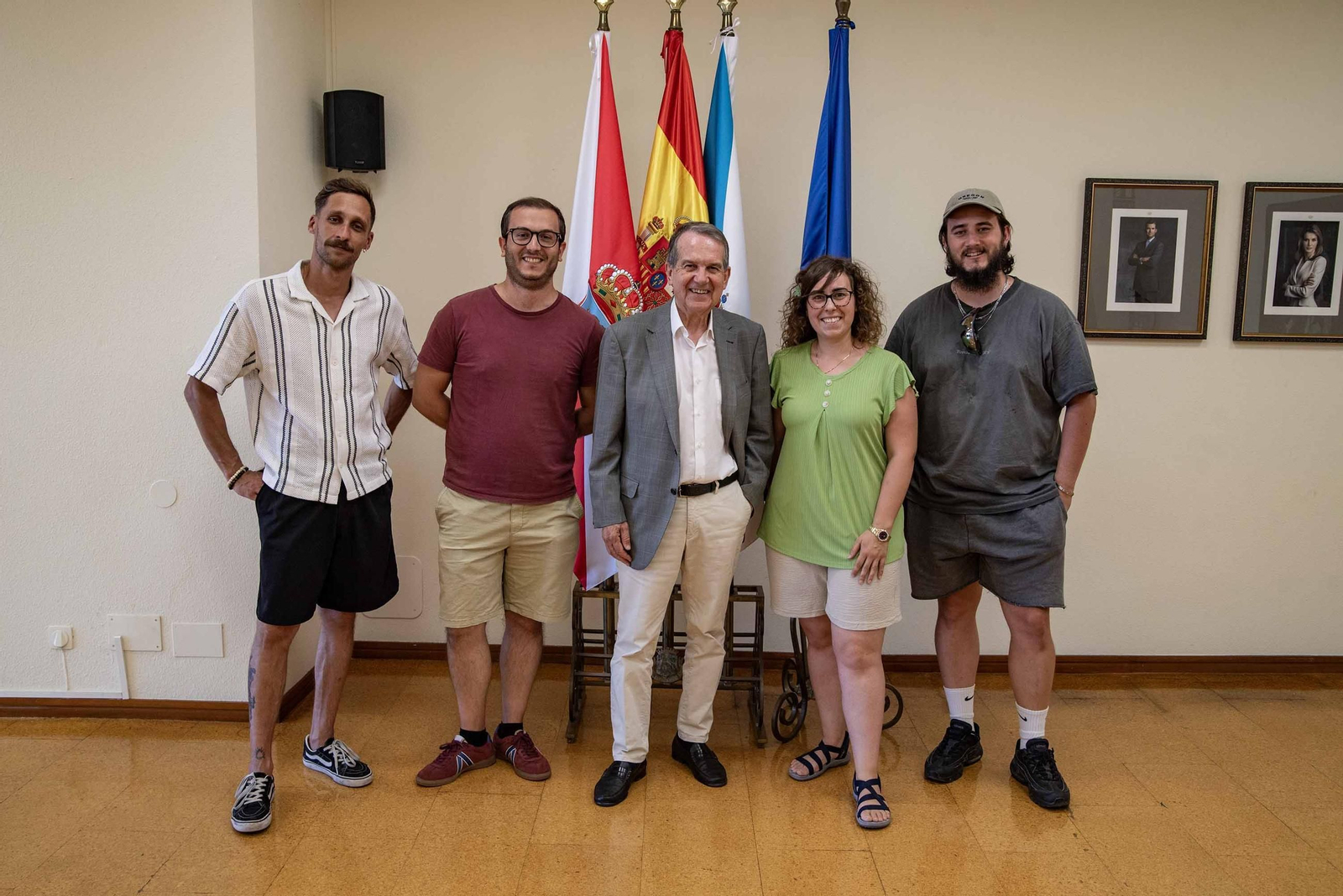 Artur Reboiras, Juan Gallego, María Fernández y Yeray Cabaleiro, con el alcalde Abel Caballero.