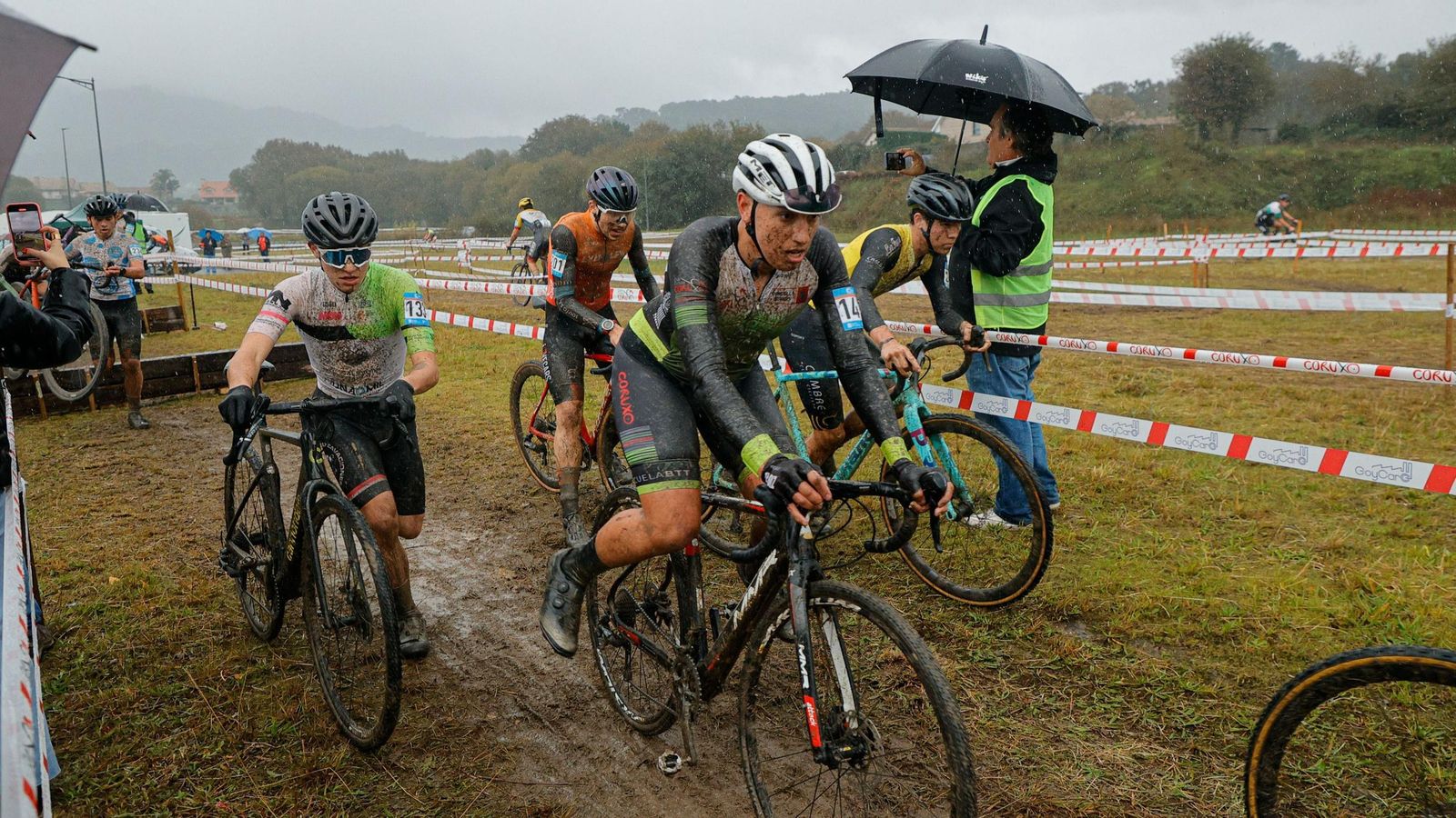 Os ciclistas tiveron que sufrir un trazado marcado pola lentitude e o auga.