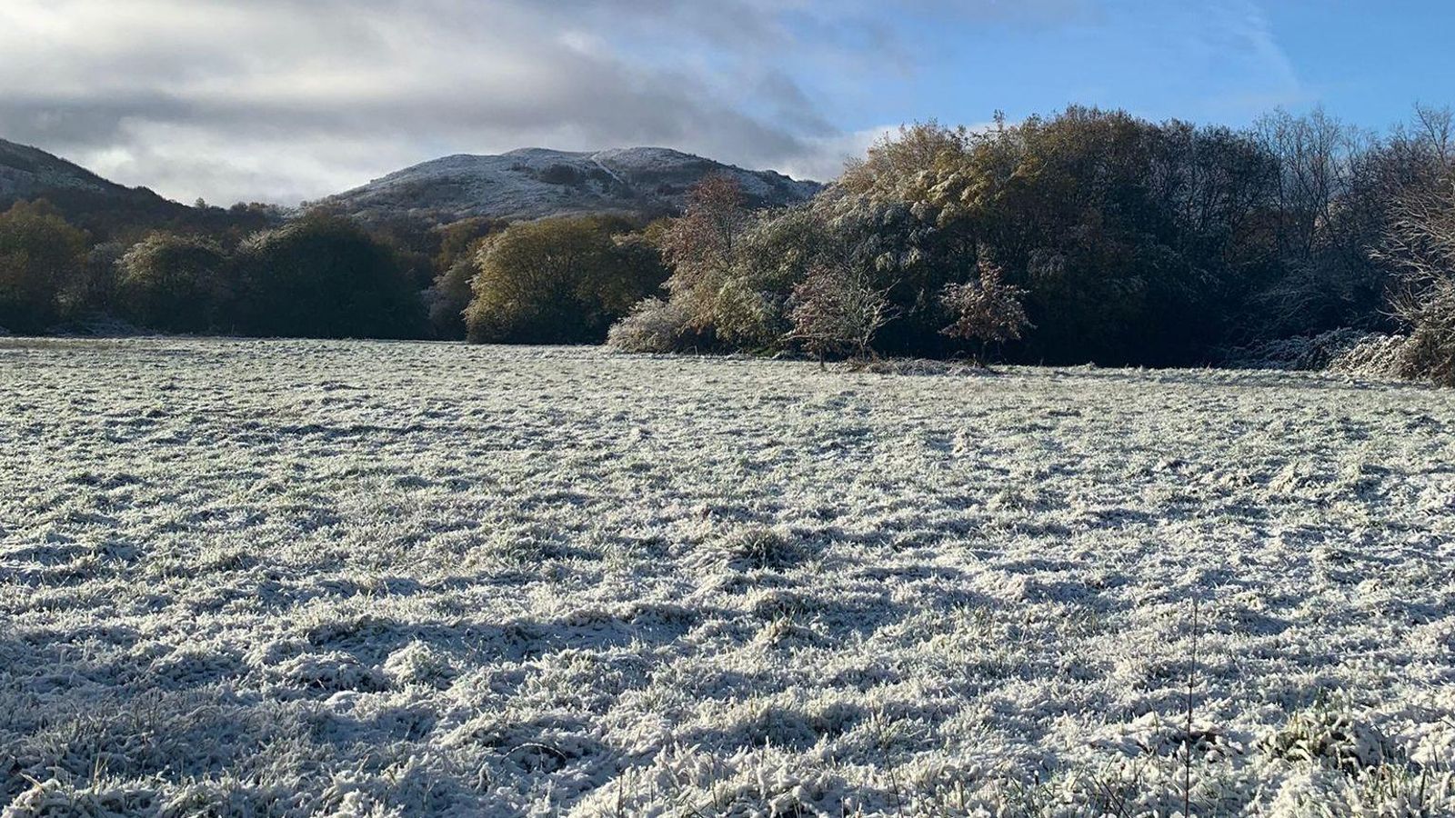 La nieve temprana tiñe de blanco Feás, en Calvos de Randín (Ourense).