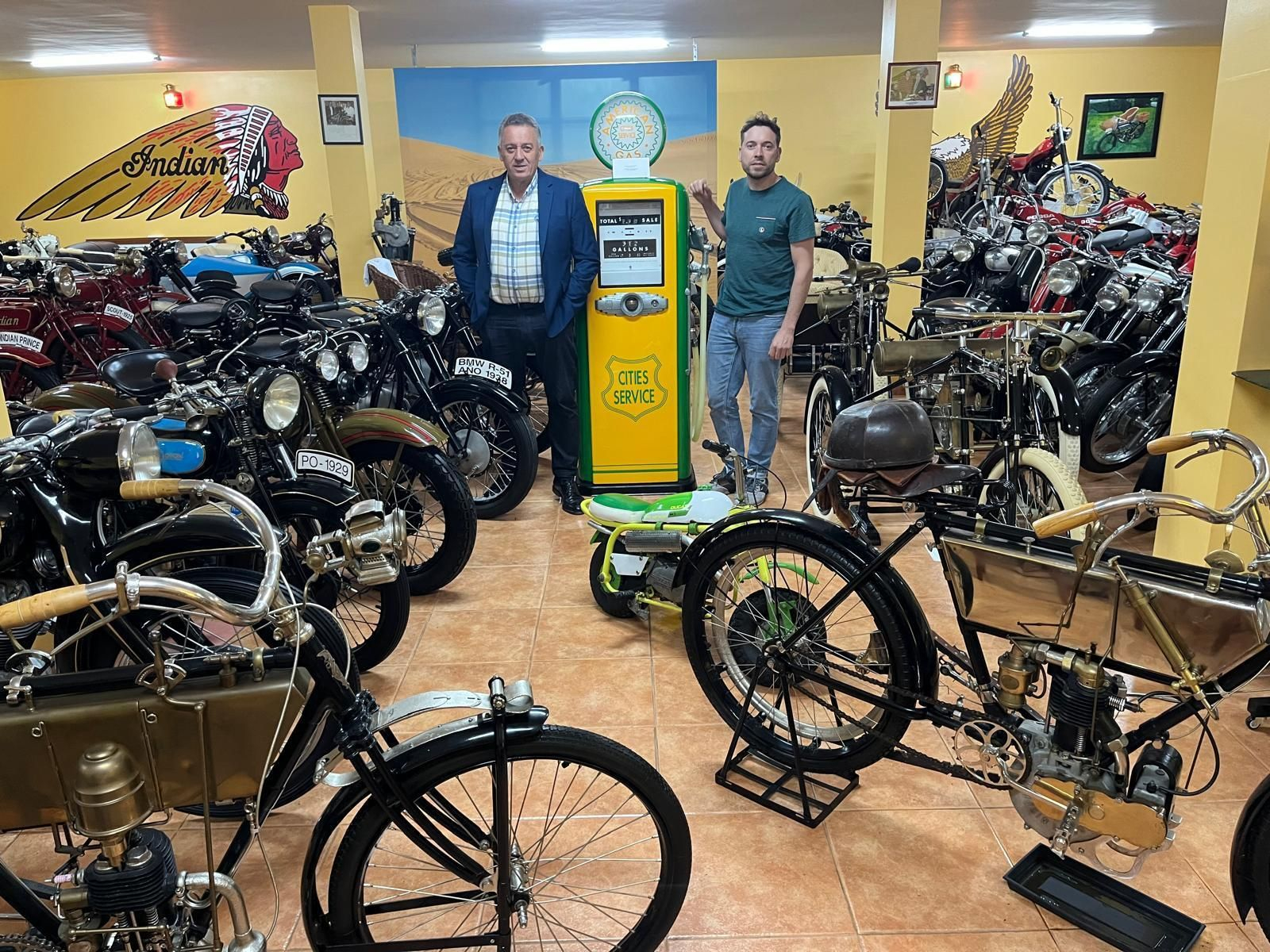 Manuel (izquierda) y Rubén Gómez (derecha), junto a su colección de motos.