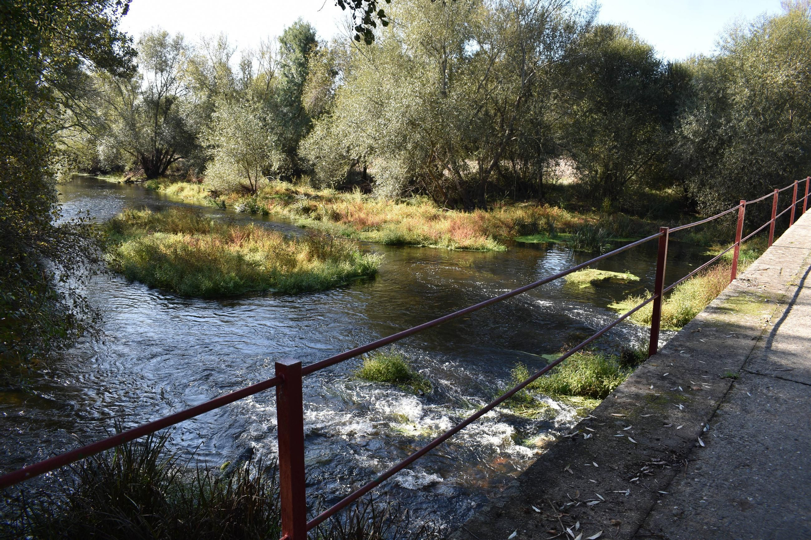 O río Támega, cruzando a raia da Eurocidade Verín-Chaves