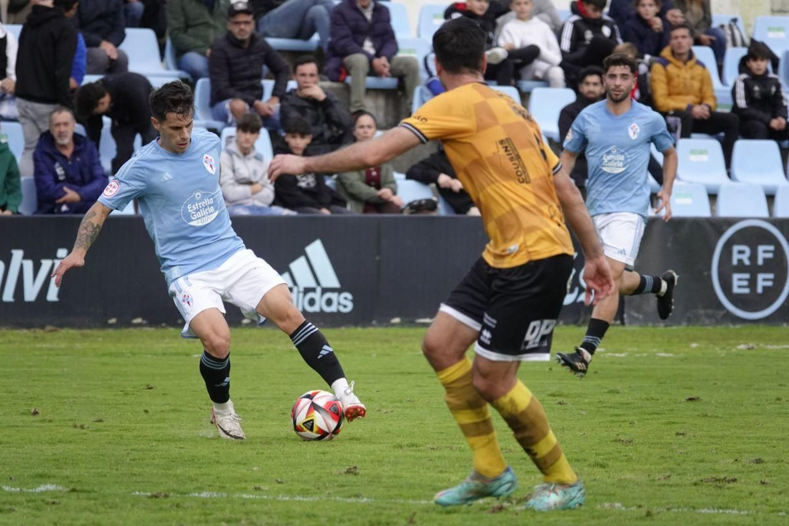 Alfon controla un balón en el partido de la semana pasada en Barreiro contra el Unionistas.