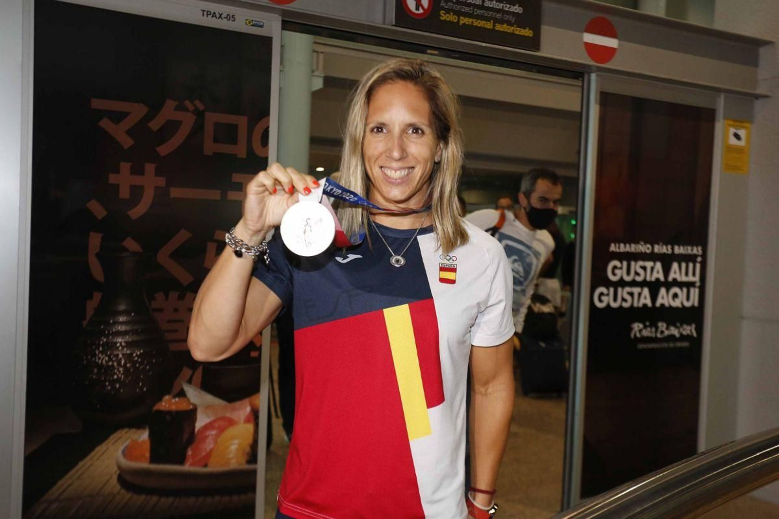 Teri Portela posa en Peinador con su plata olímpica recién aterrizada de los Juegos de Tokio en 2021.