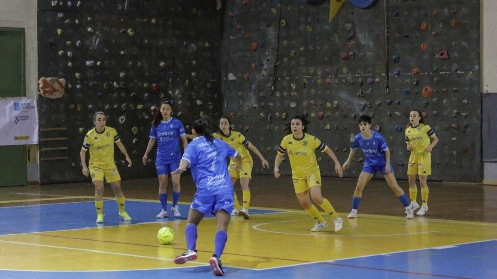 La jugadora del Ourense Ontime Alice Duarte, en el partido ante el Alcorcón en la central de Os Remedios. (Foto: Iago Cortón)