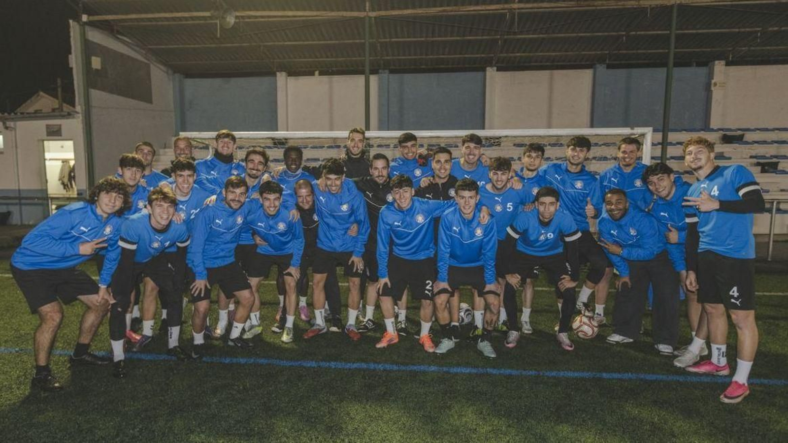 Los jugadores y el cuerpo técnico del Auriense, durante la sesión preparatoria celebrada en O Xestal (Ribadavia).