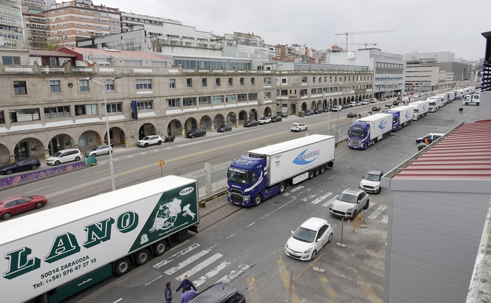 Caravana de camiones lista para salir del Puerto de Vigo. // Vicente Alonso