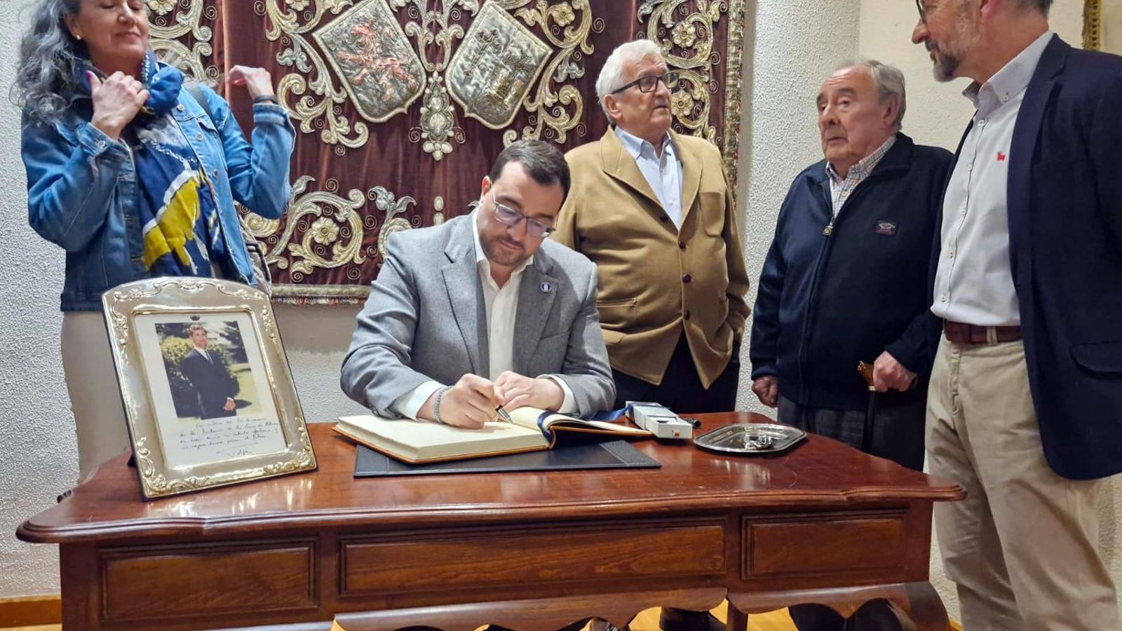 El presidente firmando en el libro de honor