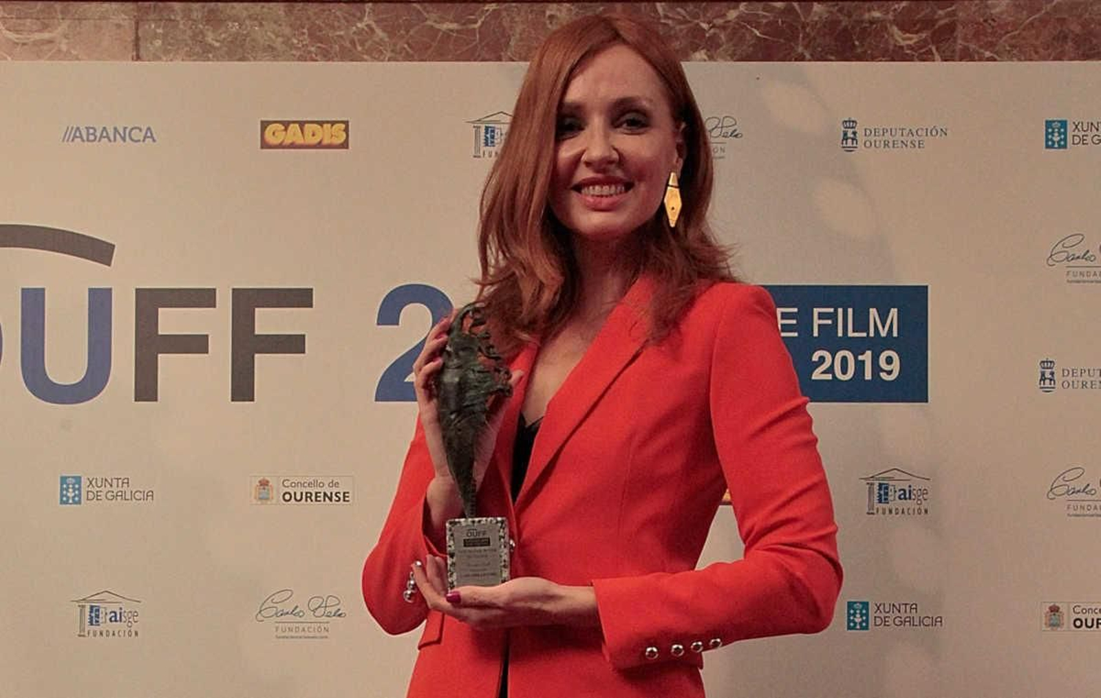La actriz Cristina Castaño sostiene su premio. (Foto: Miguel Ángel)
