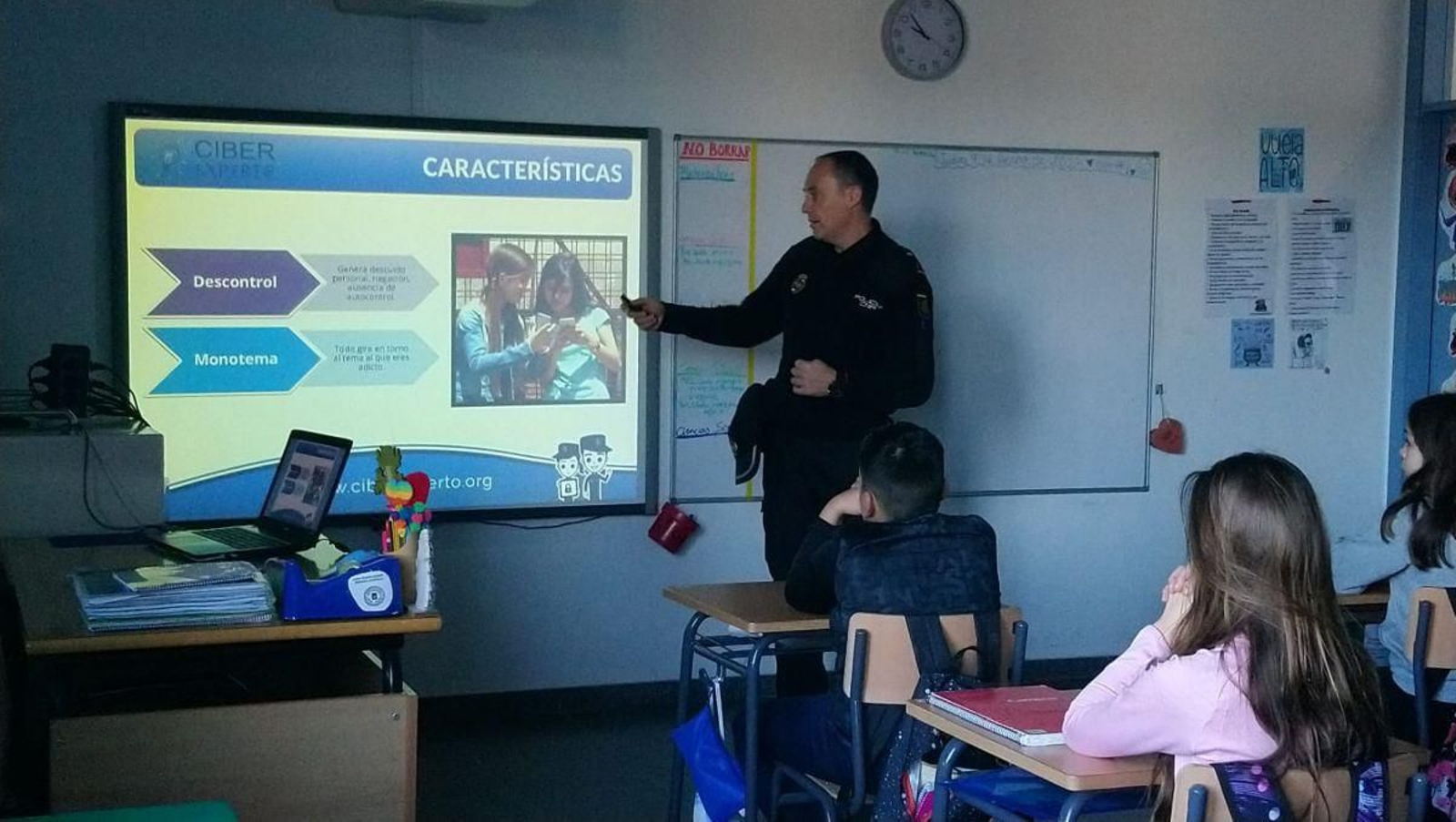 El delegado de Participación Ciudadana de la Comisaría de Vigo, durante una de las charlas.