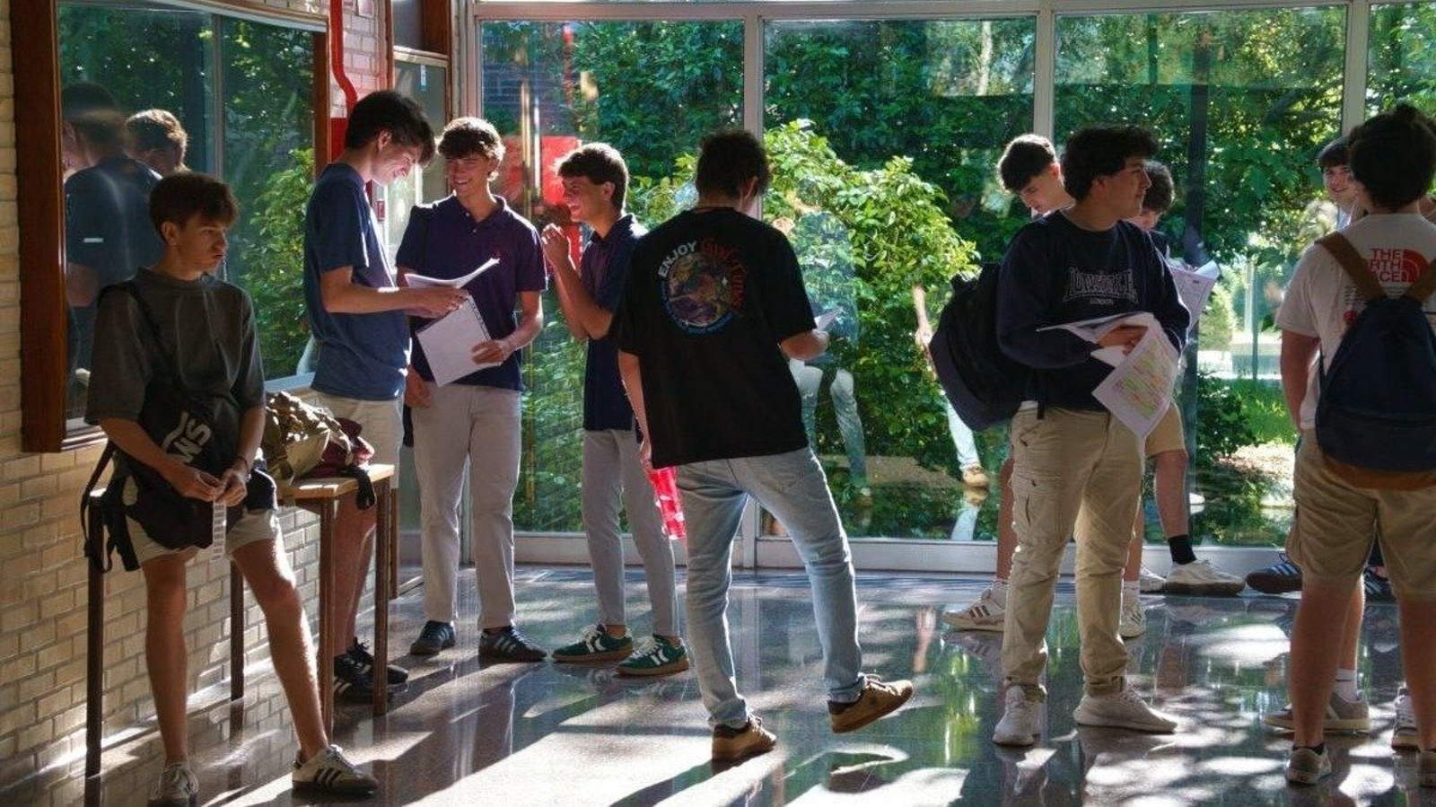 Alumnos en un descanso de la ABAU en el Campus de Vigo el pasado mes de junio.