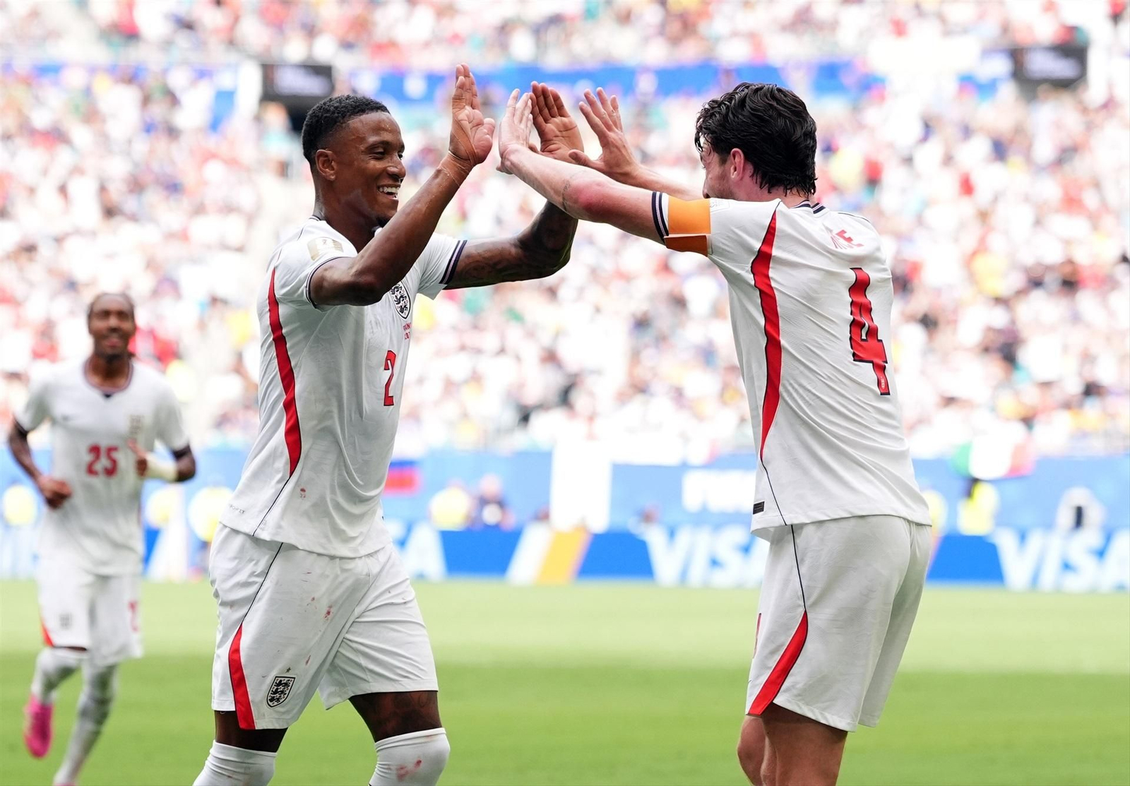 Inglaterra celebra uno de los goles que les ha dado la victoria ante Francia.