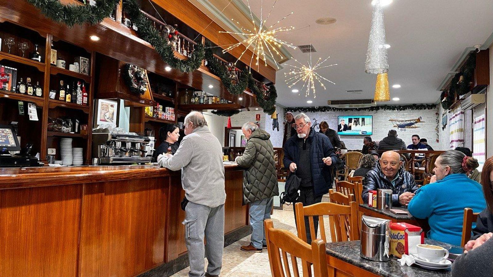 Decenas de clientes pasan cada día por Casa Conde para disfrutar de su café y leer el periódico (L.M.)